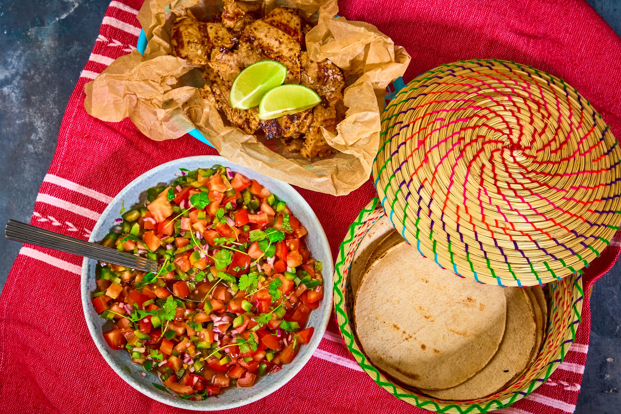 Grillet mexi-gris med tortillas og salsa fresca