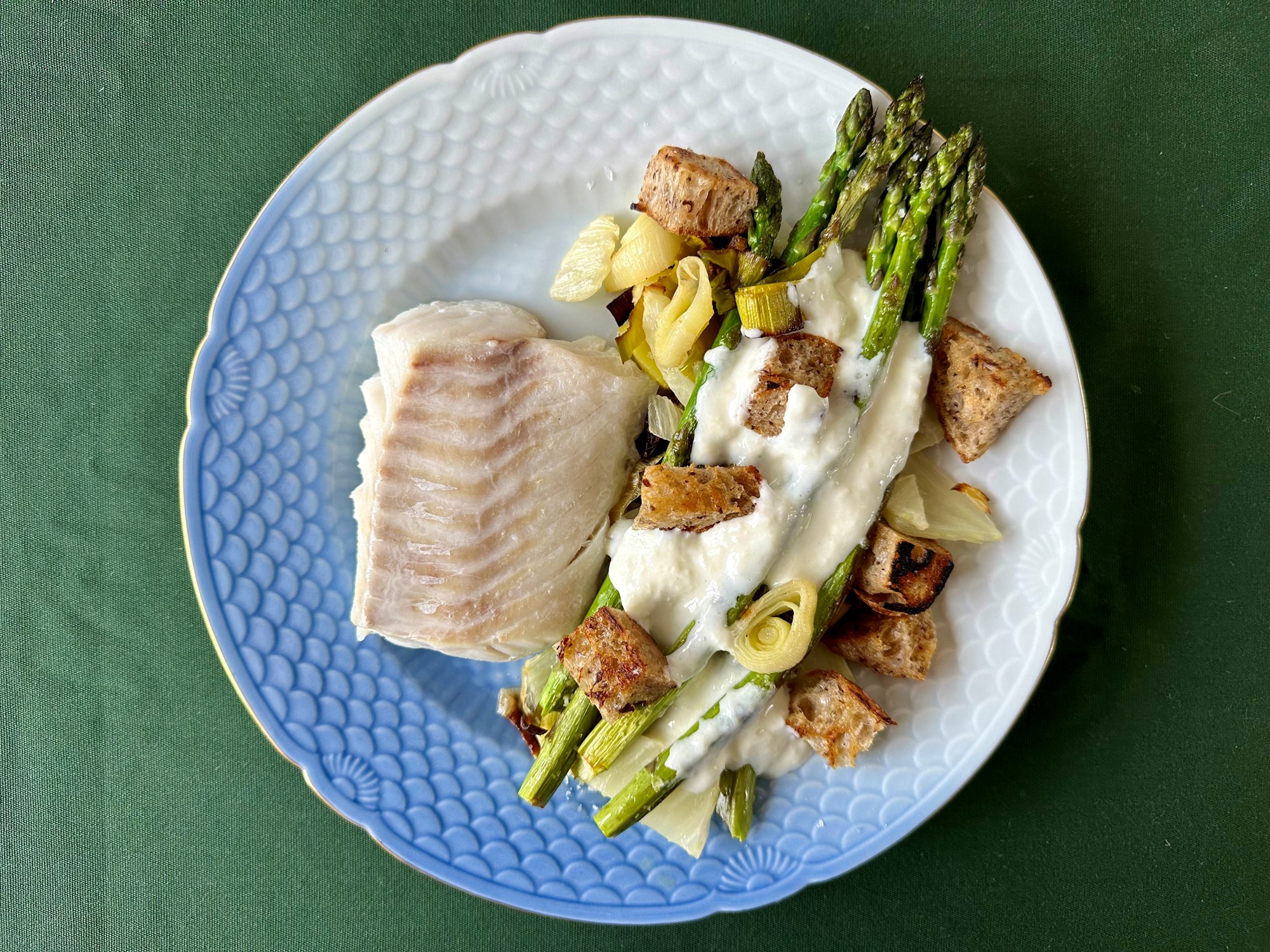 Pocheret kullerfilet med grønne asparges og parmesan