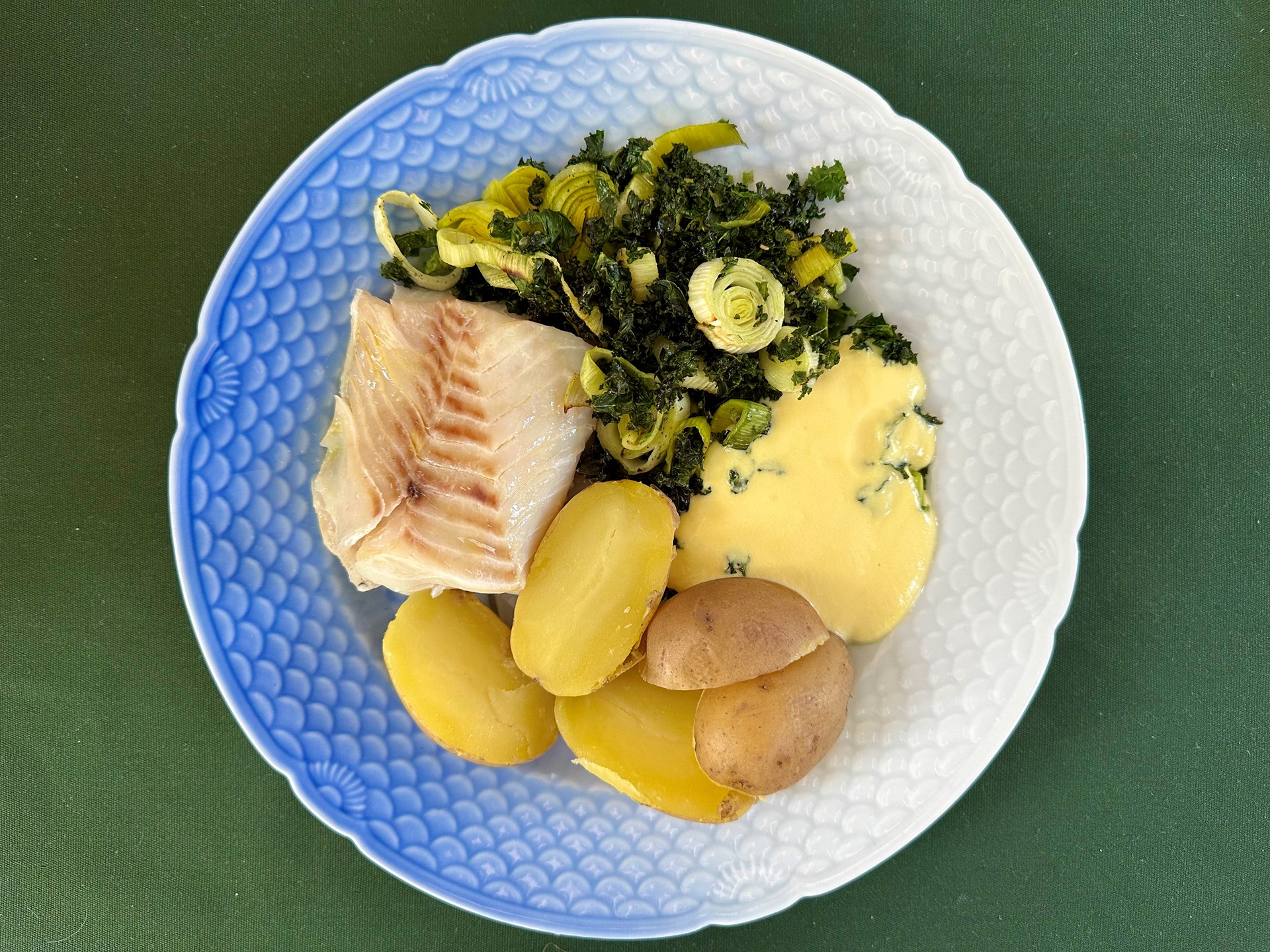 Dampet laks med creme frisk sauce og hakkede purløg - Opskrift fra ...