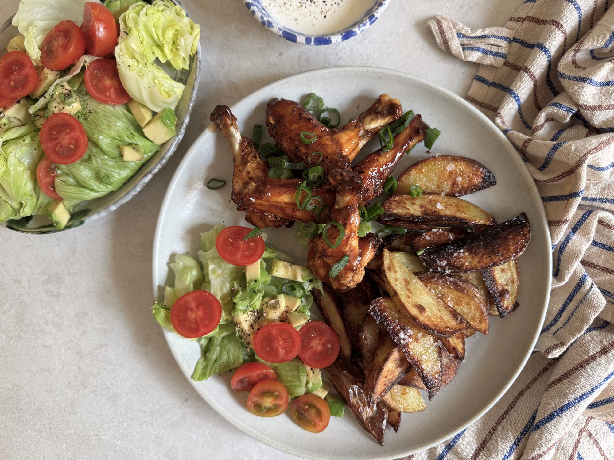 Kyllingevinger med texas krydderi, ranchsalat og ovnkartofler