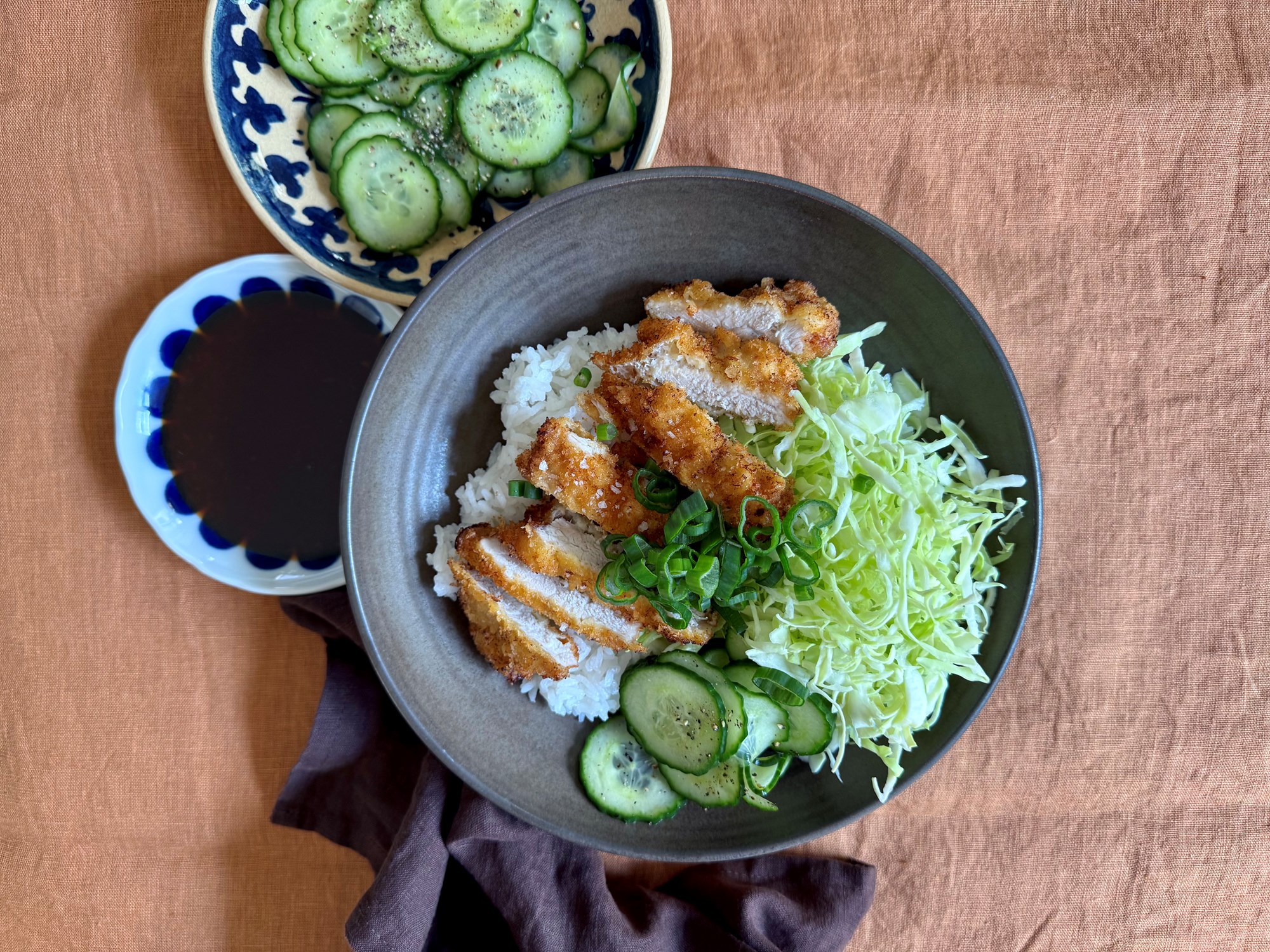 Tonkatsu gris med ris, kål og letsyltet agurk