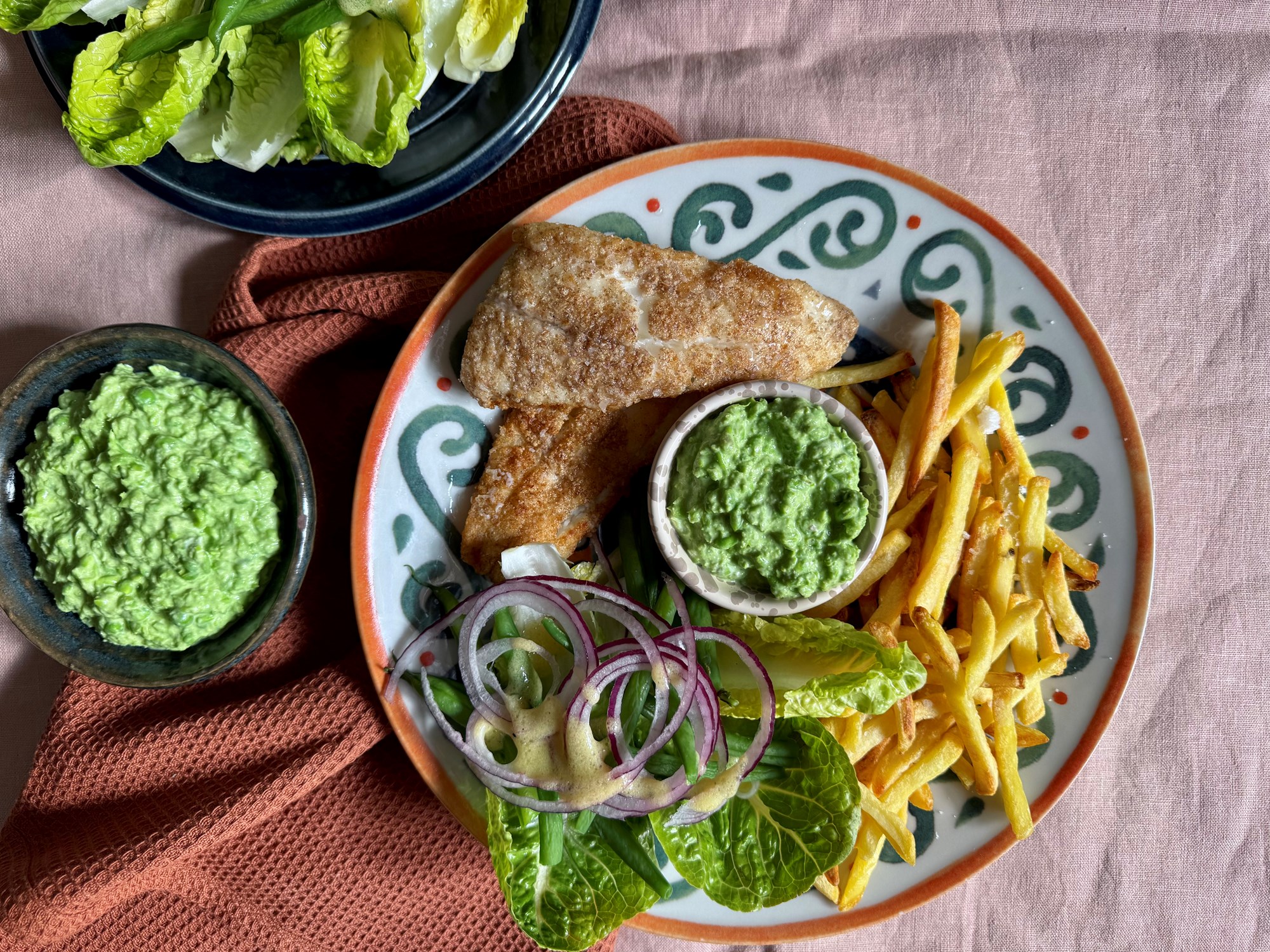 Stegt fisk med fritter, ærtemash og salat med grønne bønner