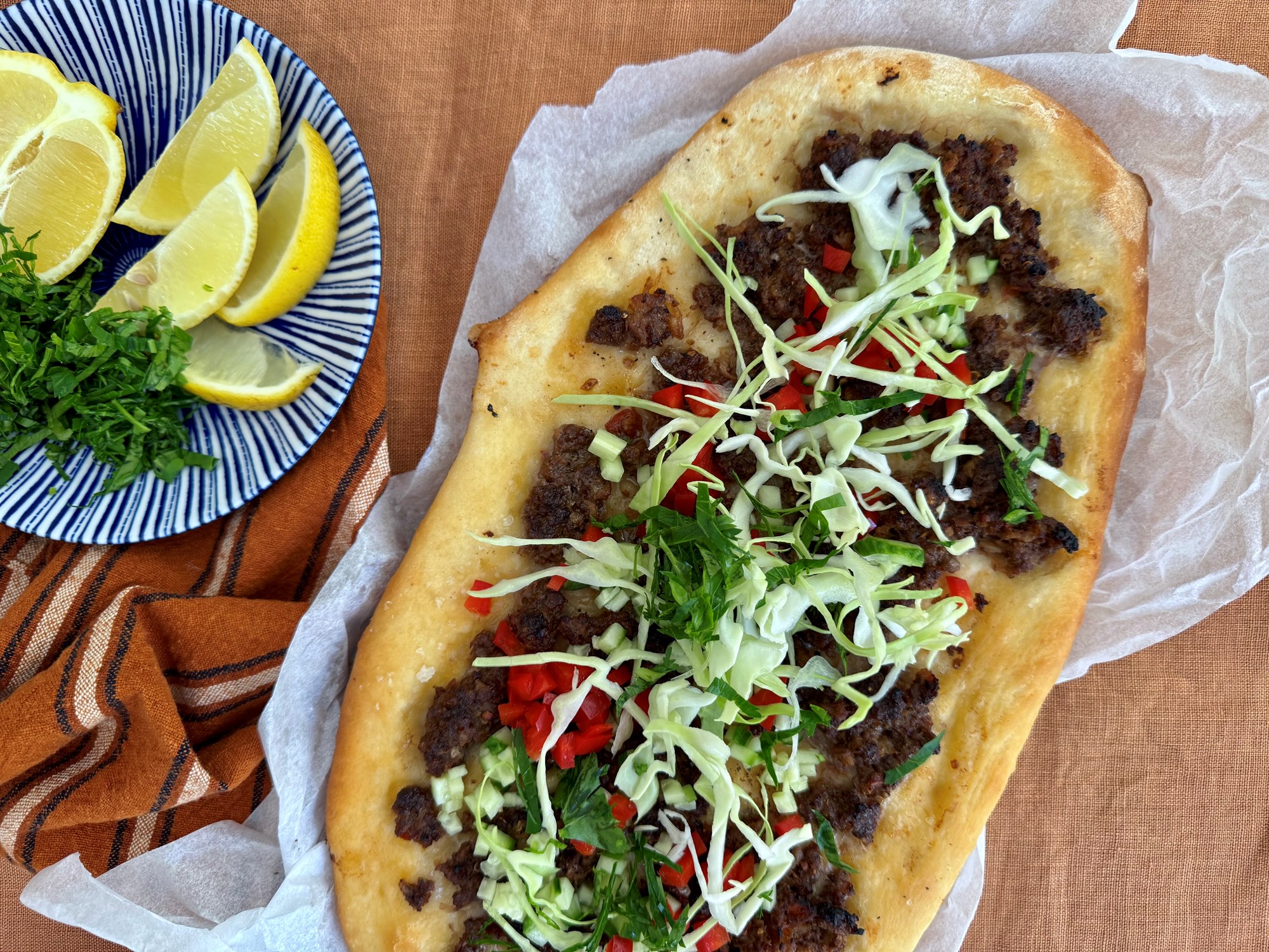 Almost lahmacun med krydret oksekød og sprøde grøntsager