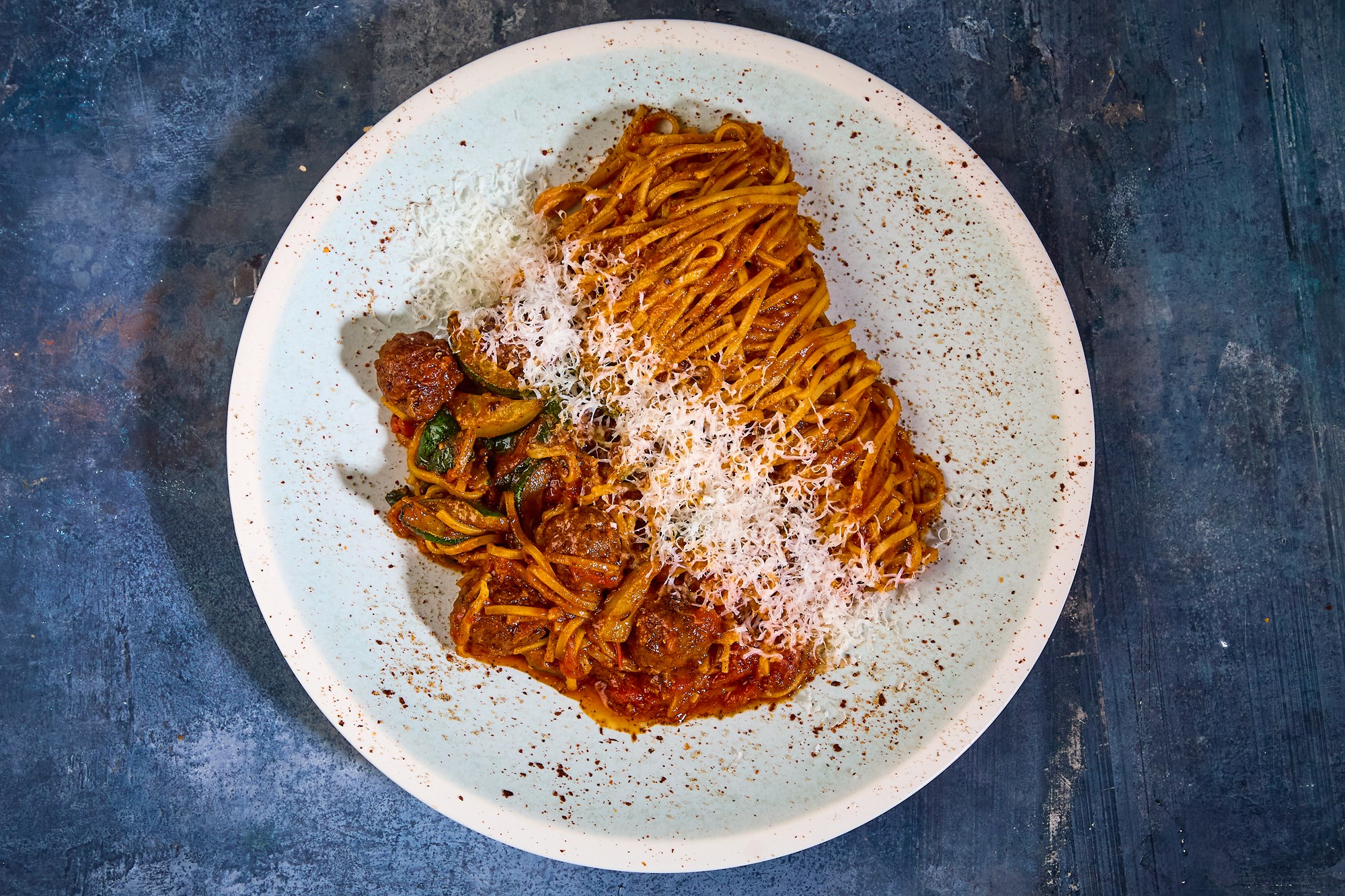 Polpette alla arrabbiata med spaghetti, stegte squash & pecorino romano
