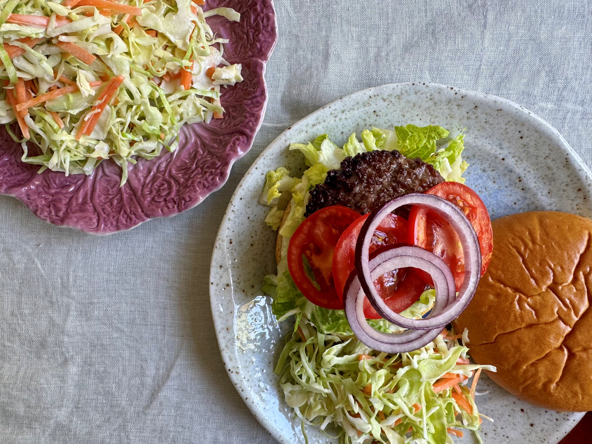 Hurtig burger med avokadomash og coleslaw