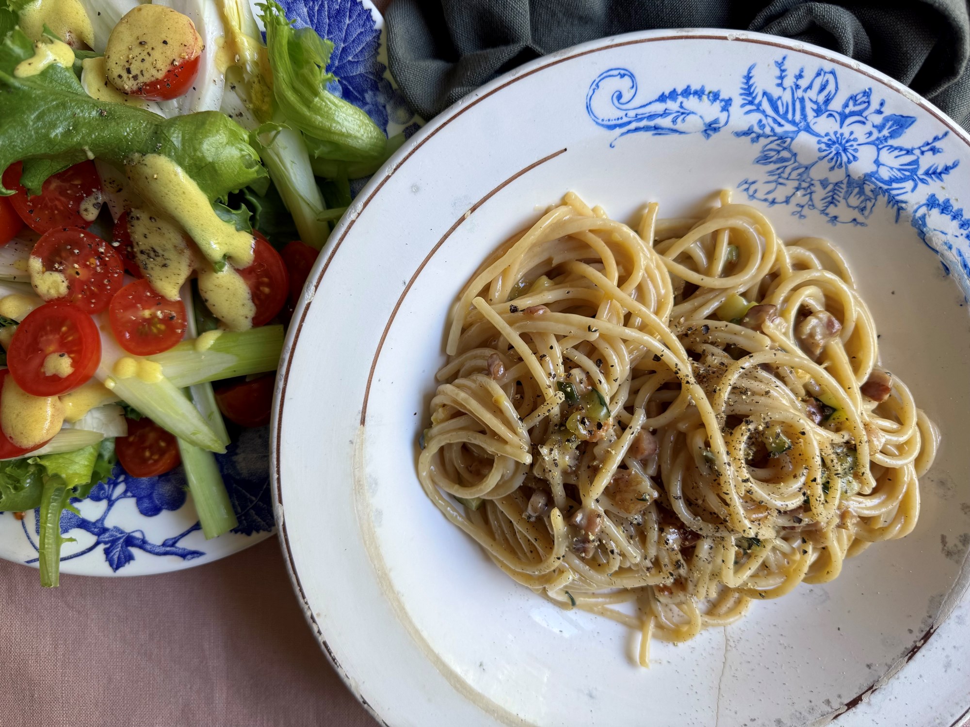 Wannabe pasta a la carbonara med bacon og sprød fennikelsalat