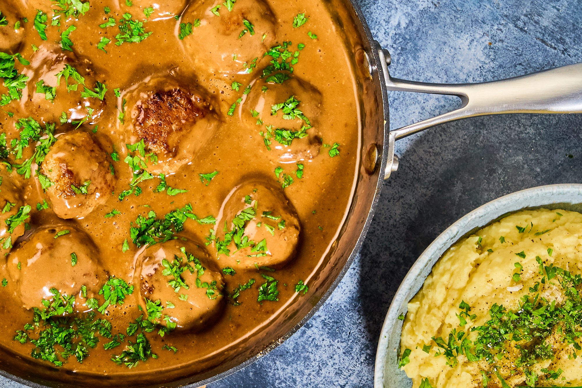 Budget HEAT: Svenske Köttbullar med kartoffelmos & spidskålsalat