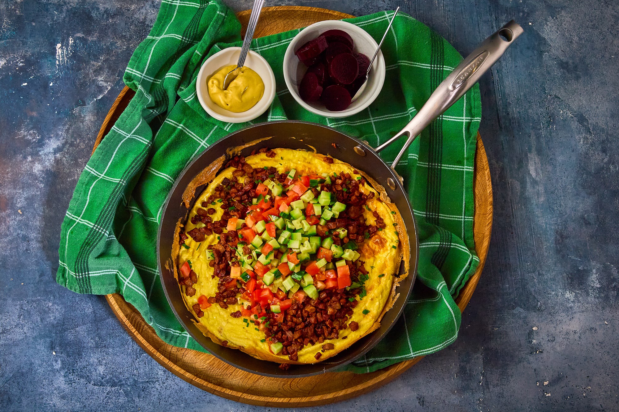Æggekage med bacon, tomat og agurk