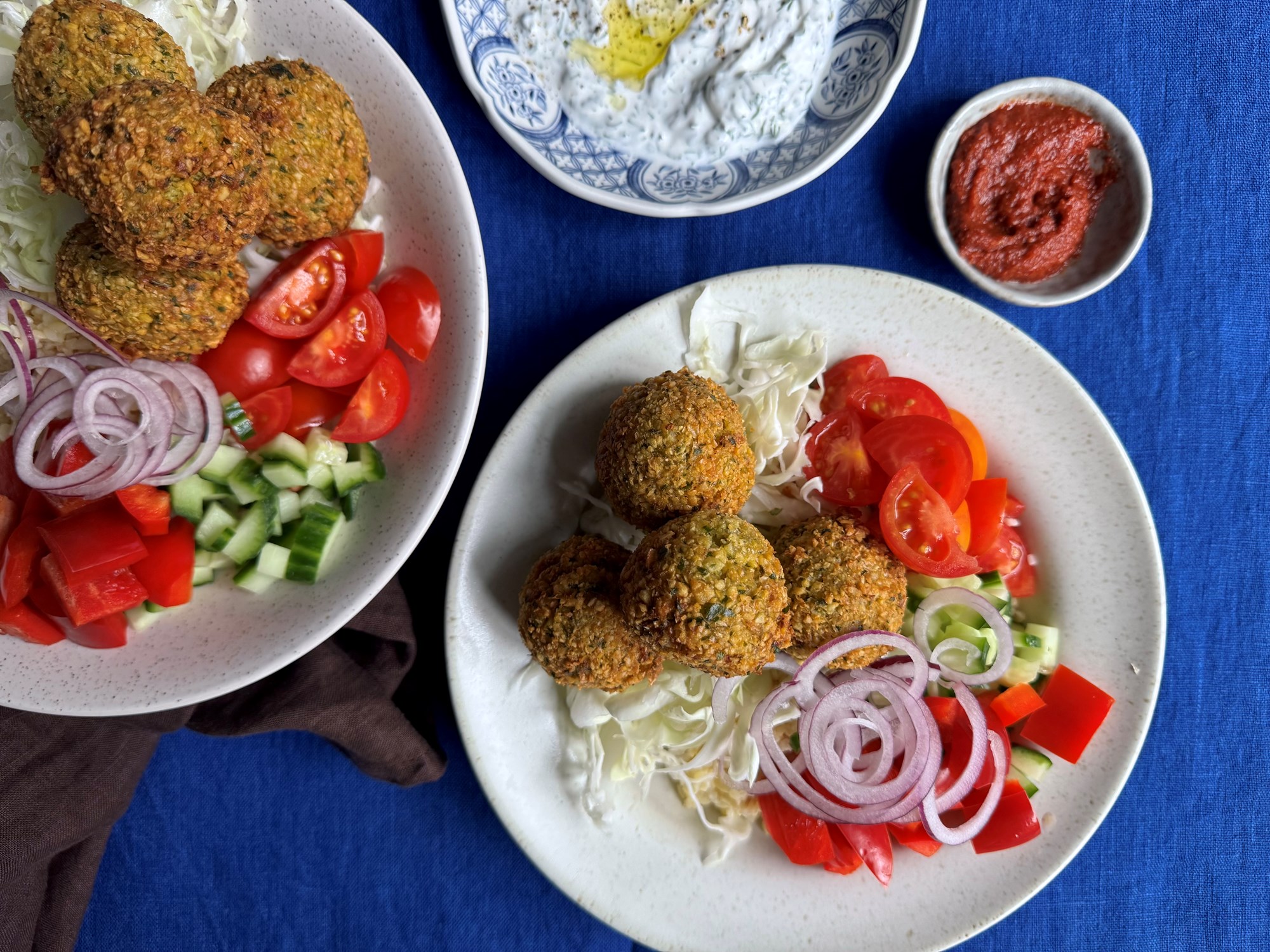 Falaffel-bowl med sprøde grøntsager, falafler og dildyoghurt