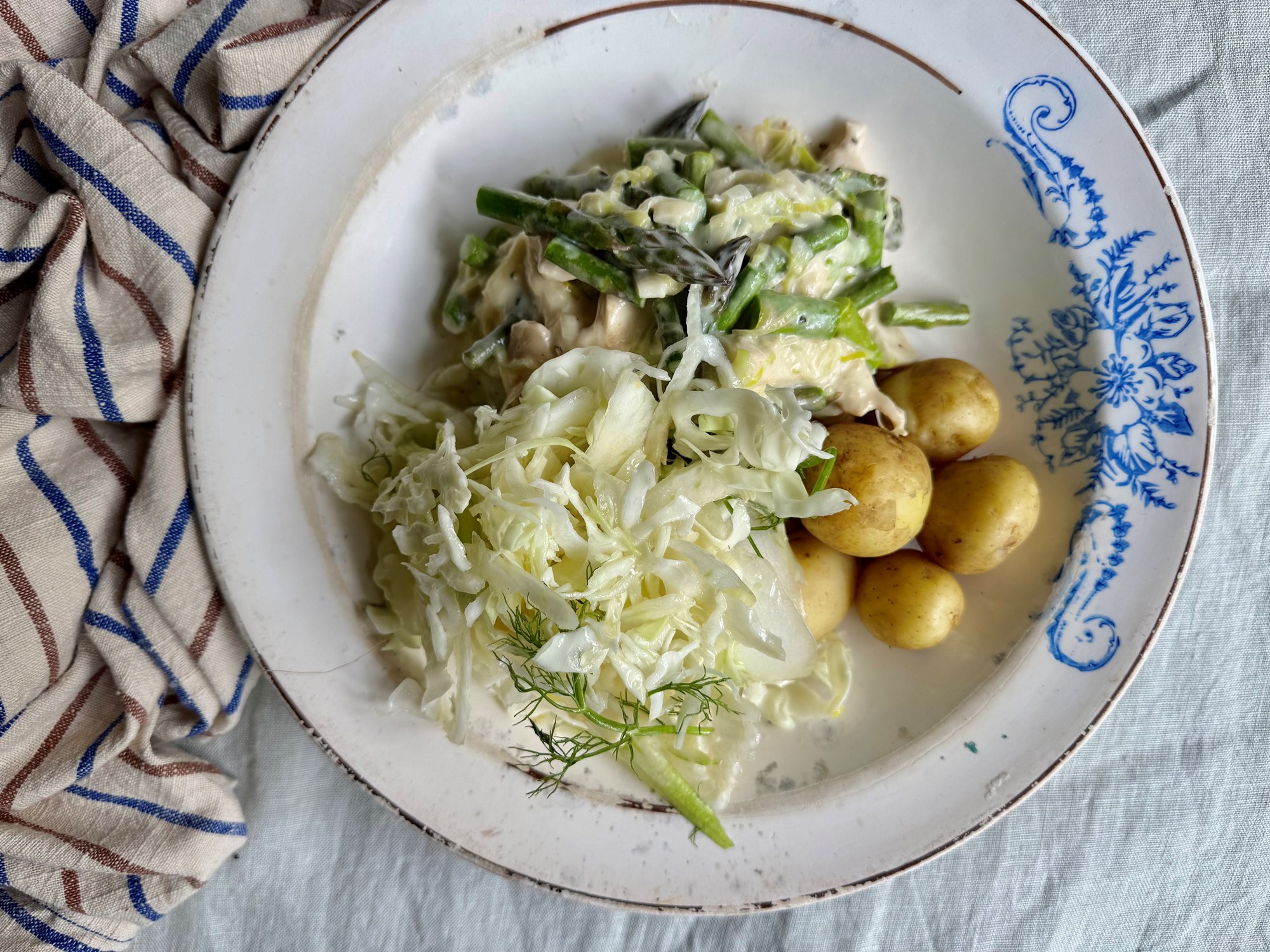 Easy kyllinge frikassé med kartofler og sprød fennikelsalat