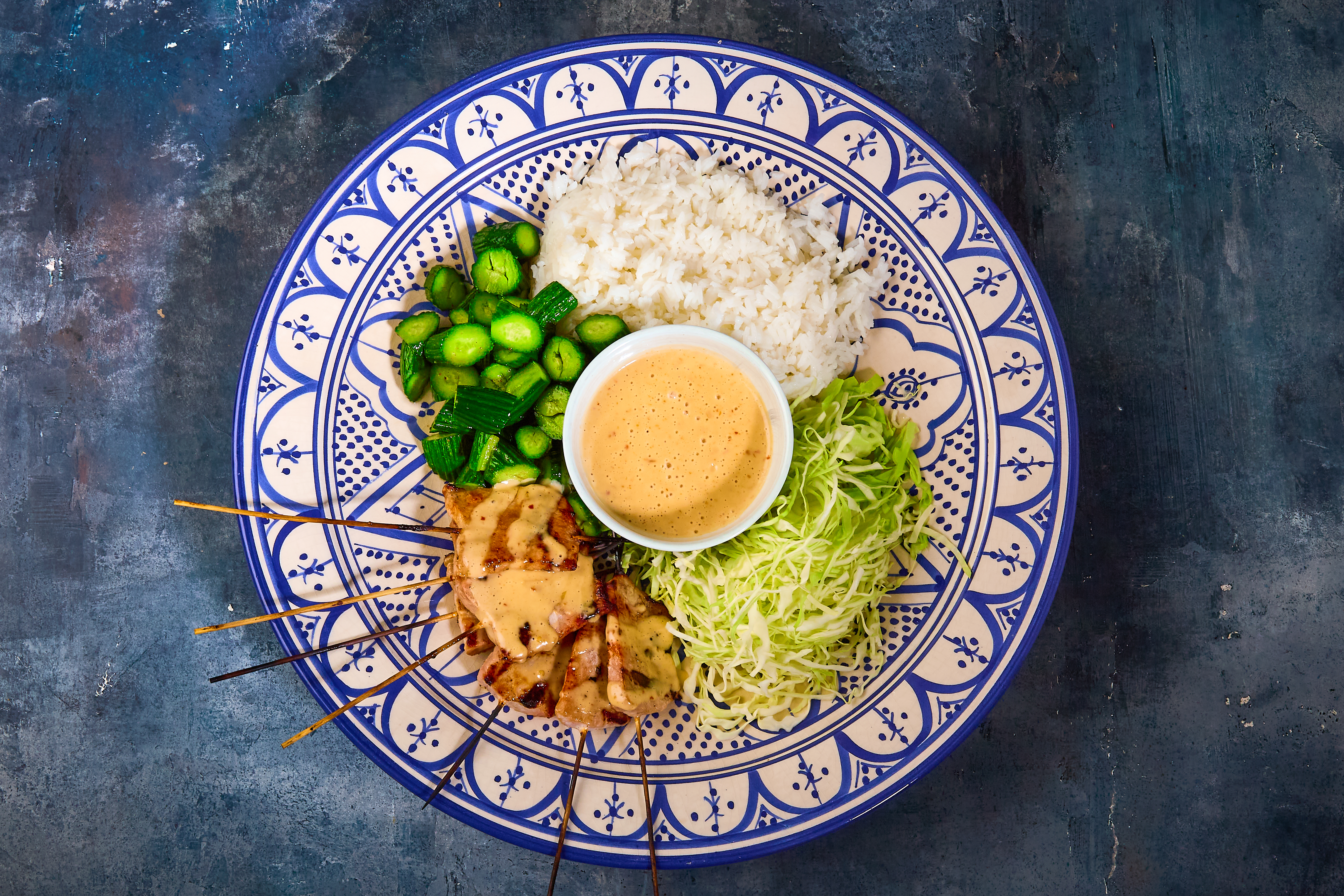 Kyllingesatay med spicy peanutsauce og agurke-kålsalat