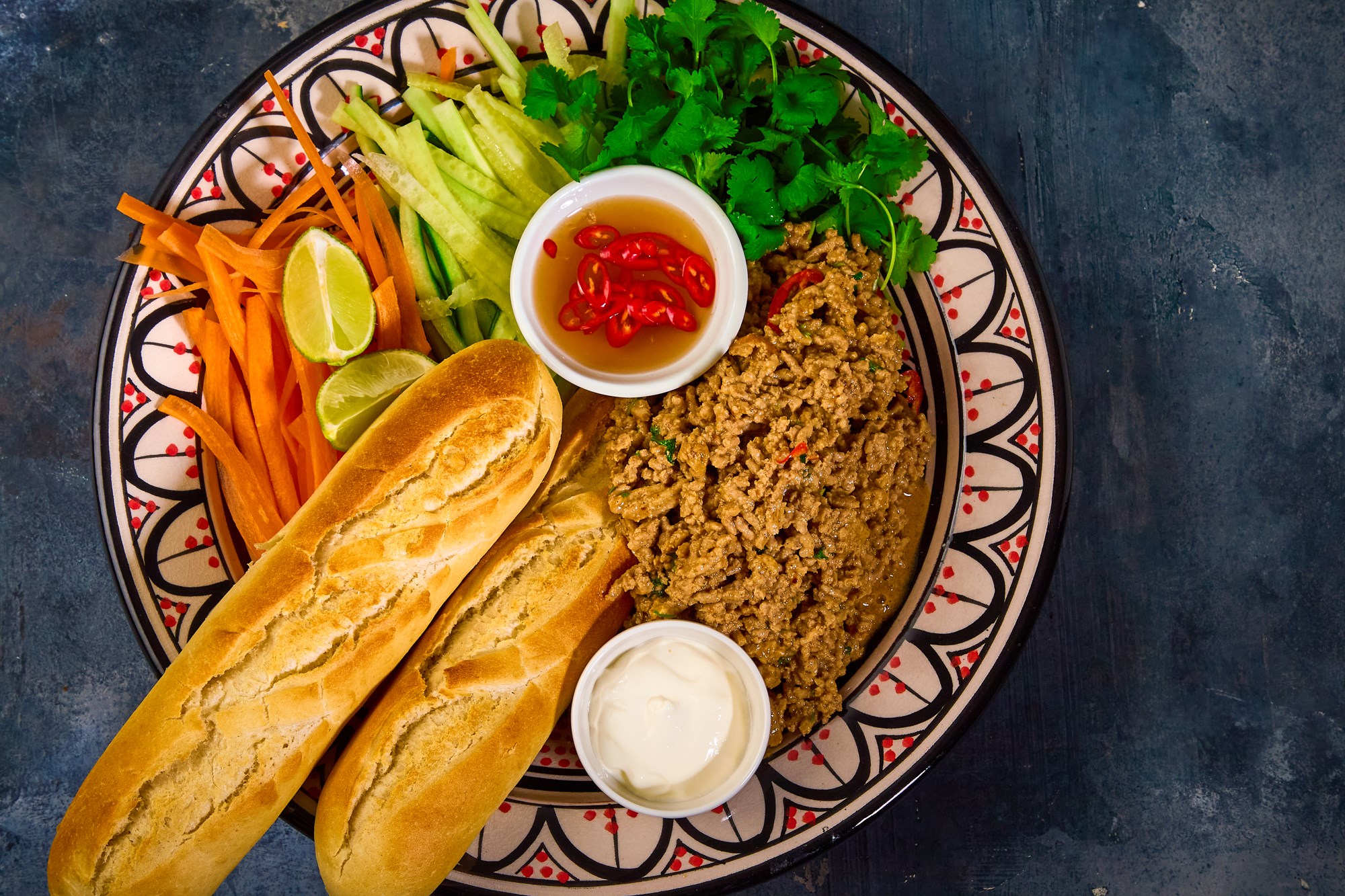 Bahn mi med gris, agurk & Vietnamesisk dip