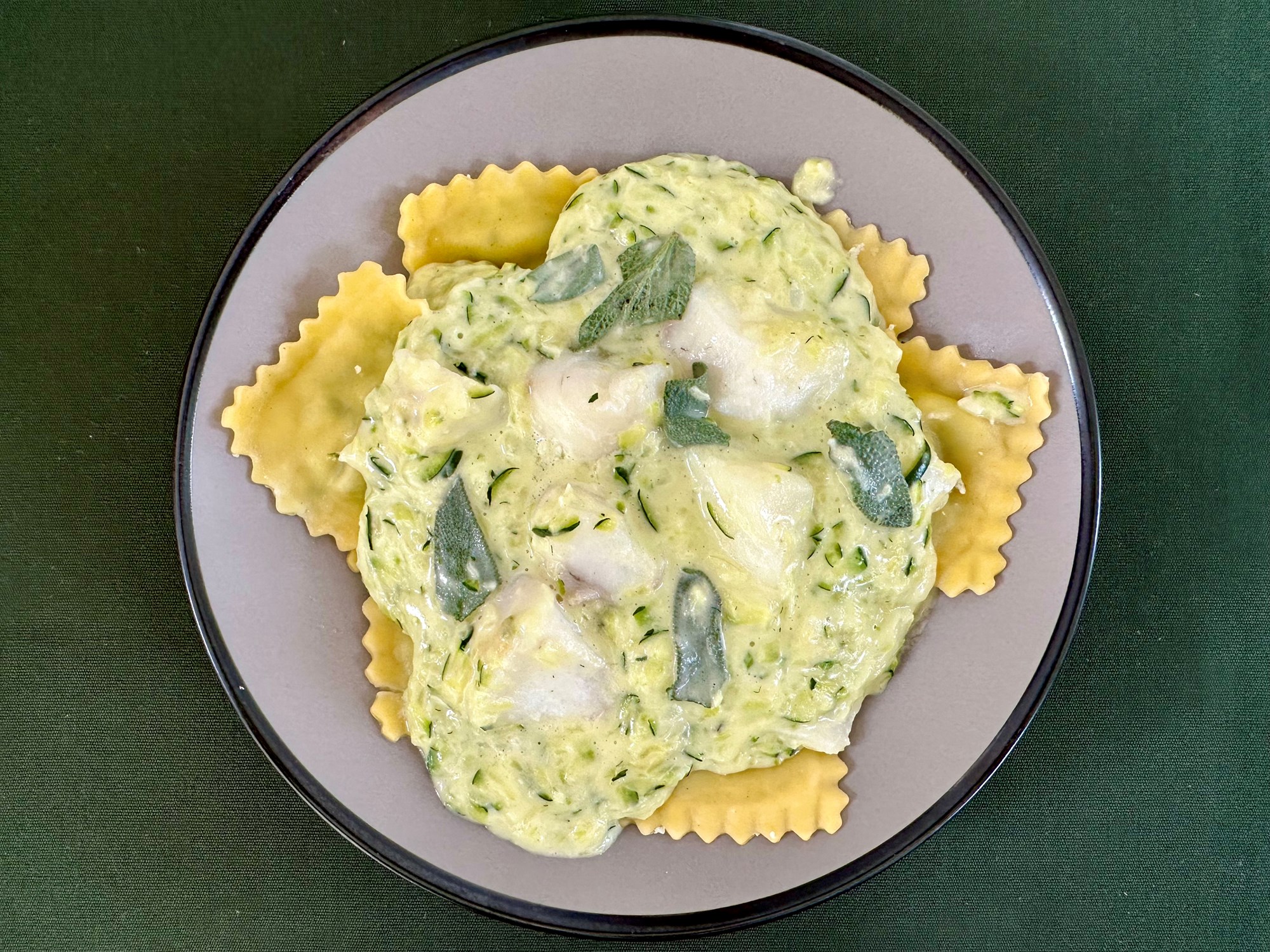 Torsk i cremet squashsovs med ravioli og salvie