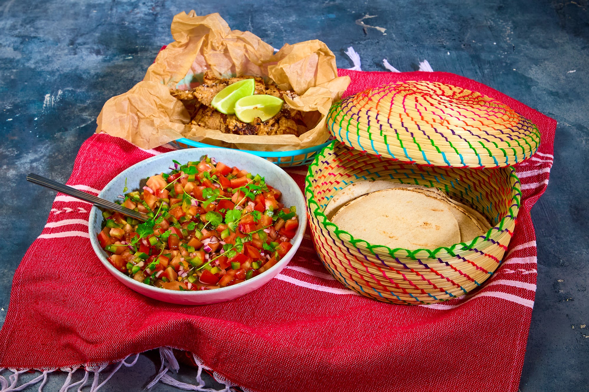 Grillet mexi-gris med tortillas og salsa fresco