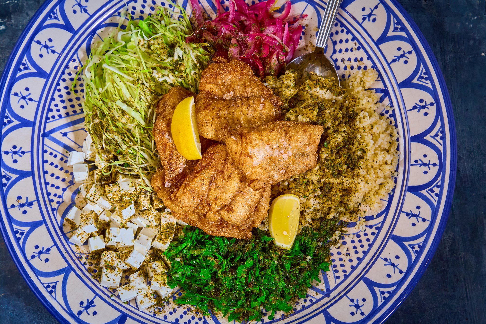 Stegt mørksej med spidskåls-tabbouleh