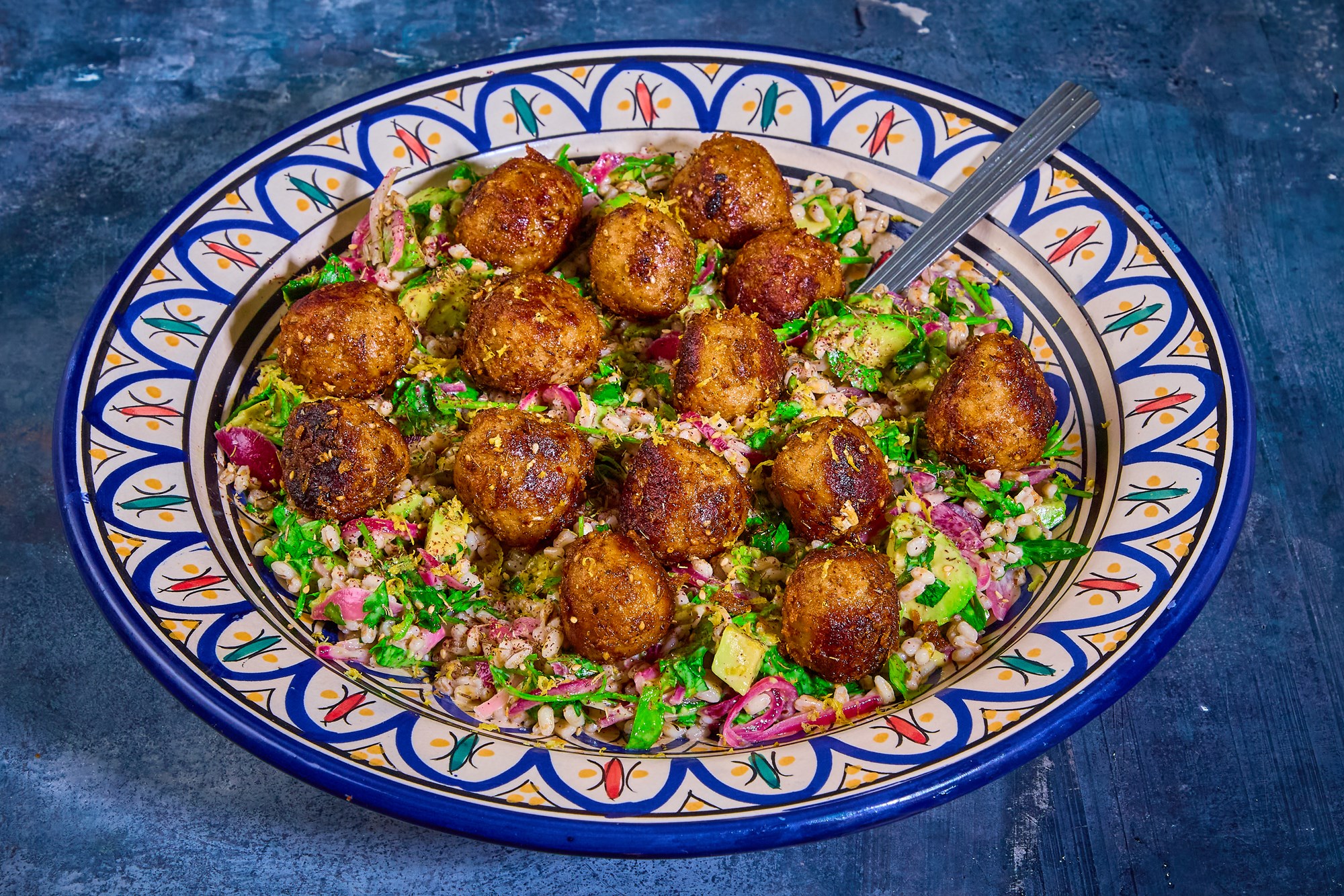 Poke bowl med falafel, avokado og perlebyg
