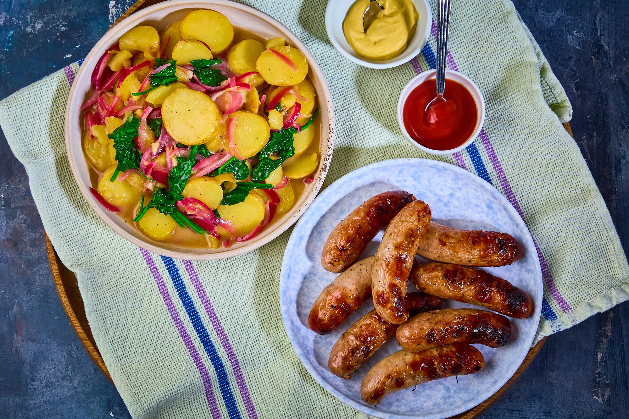 Grillmedister med varm kartoffelsalat med spinat og rødløg