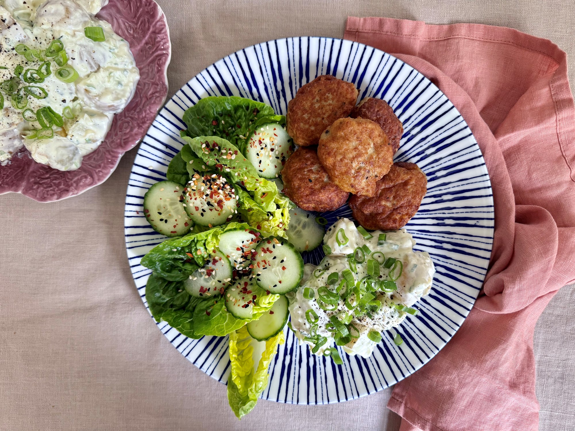 Frikadeller med kartoffelsalat og sprød salat med agurk