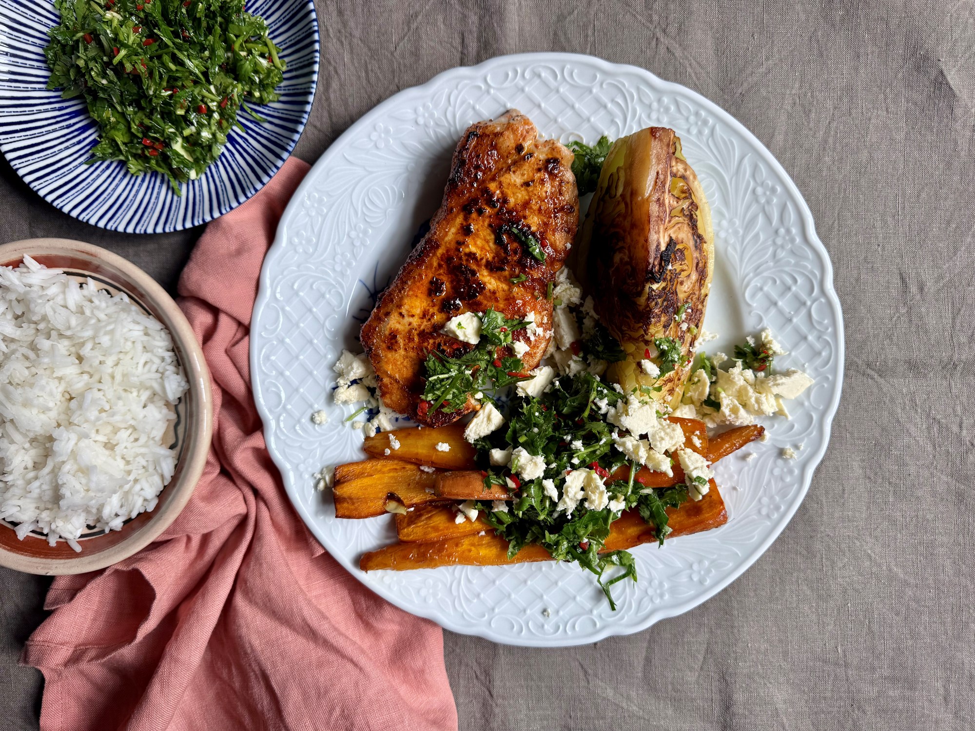 BBQ Koteletter med stegte grøntsager, ris og chimichurri