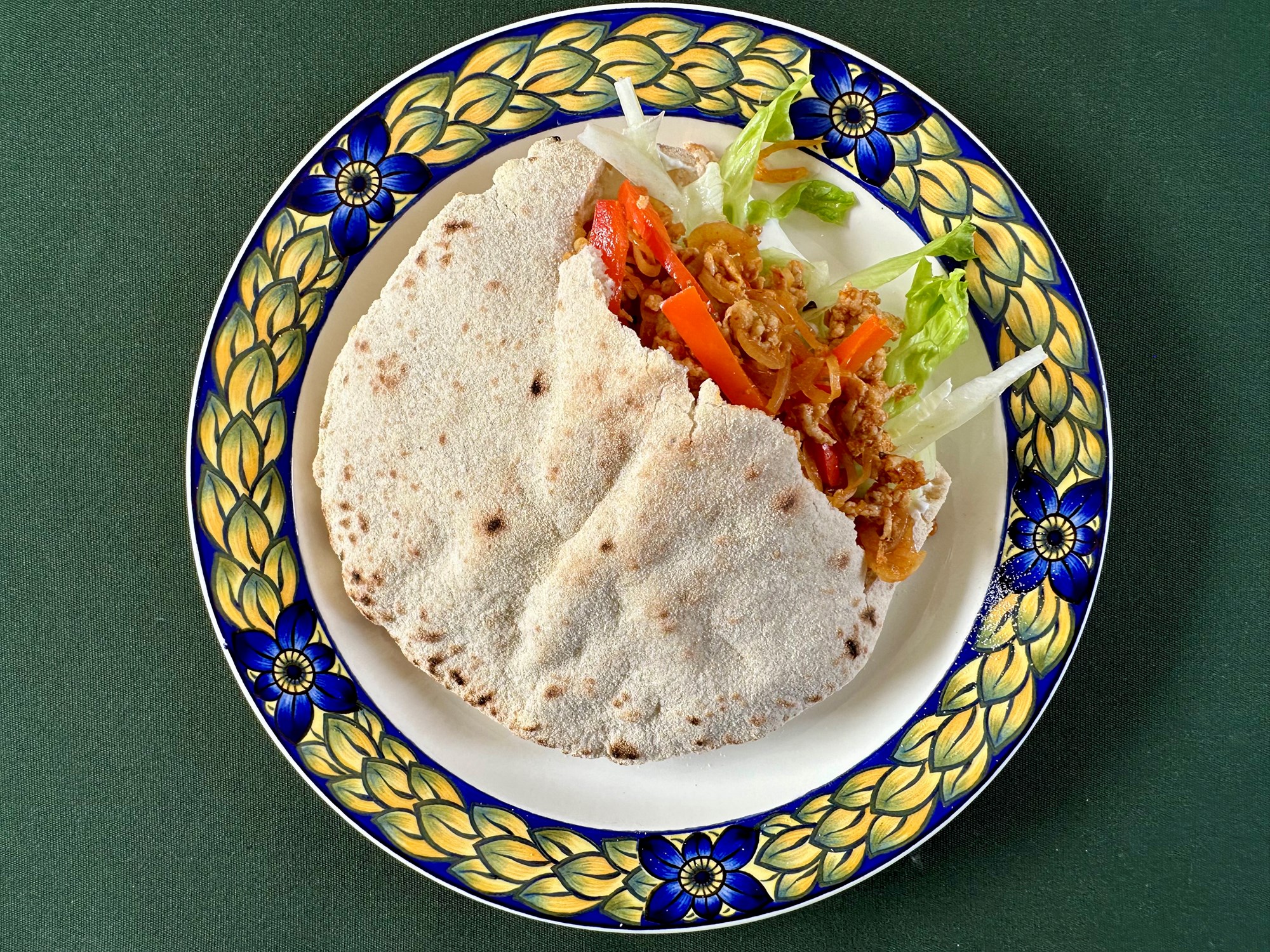 Fajitaskrydret kylling i pitabrød med rød peber og hvidløgsdressing