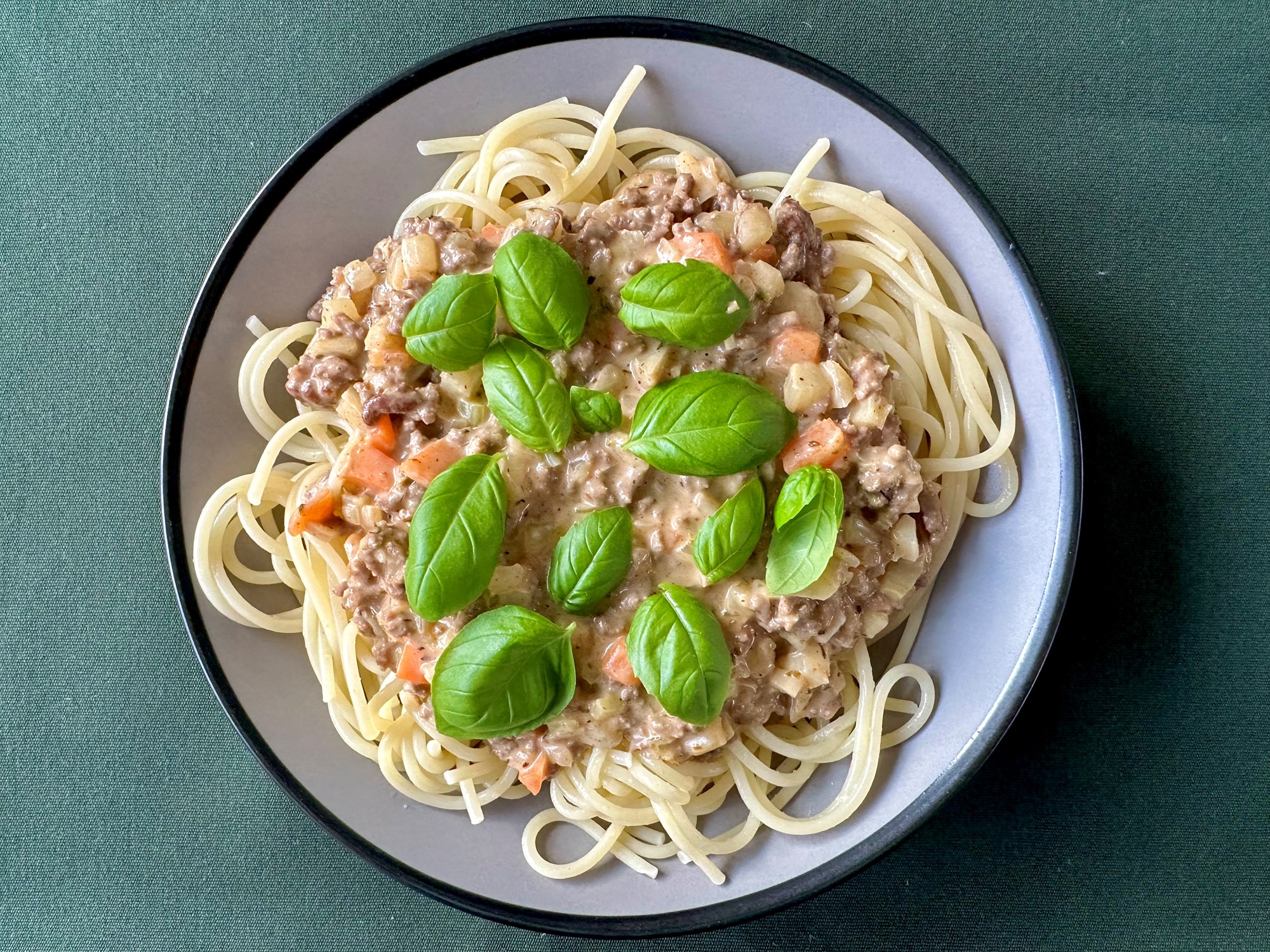 Spaghetti i hvid bolognese med fennikel og basilikum