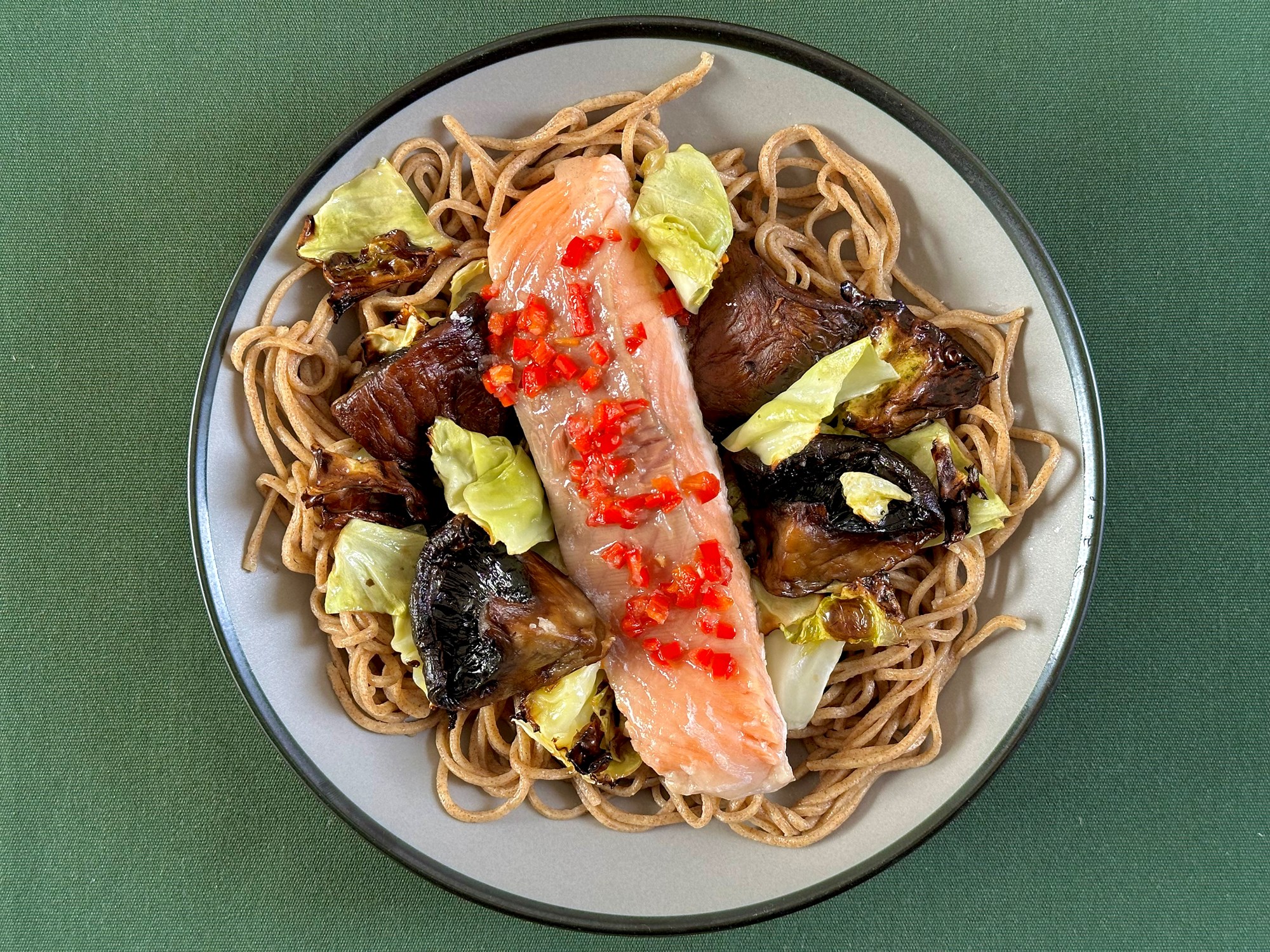 Laks i frisk salat med spidskål, fiskesauce og stegte porto bello svampe