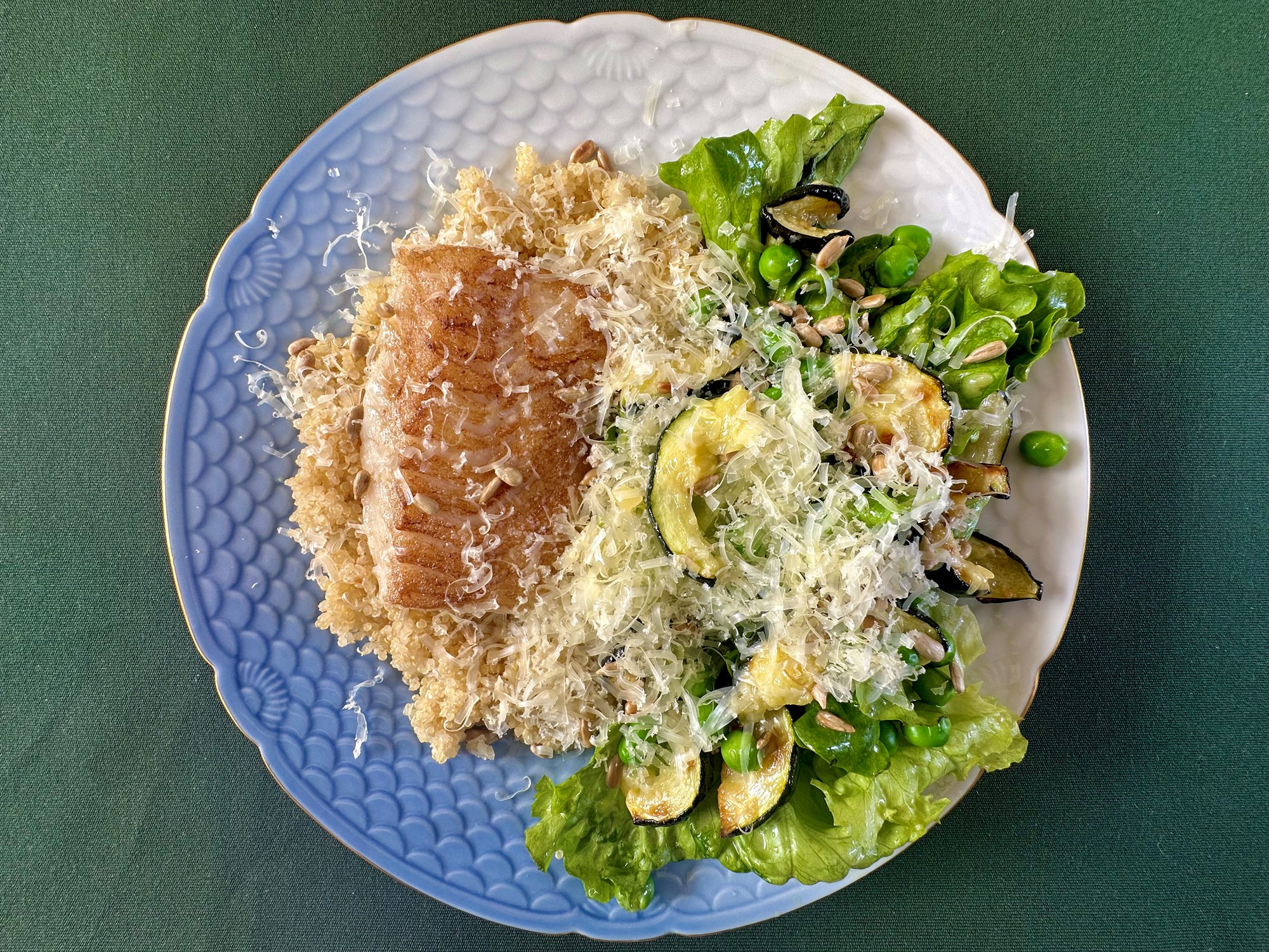 Stegt kulmule/lyssej med salat, ærter og bagt squash