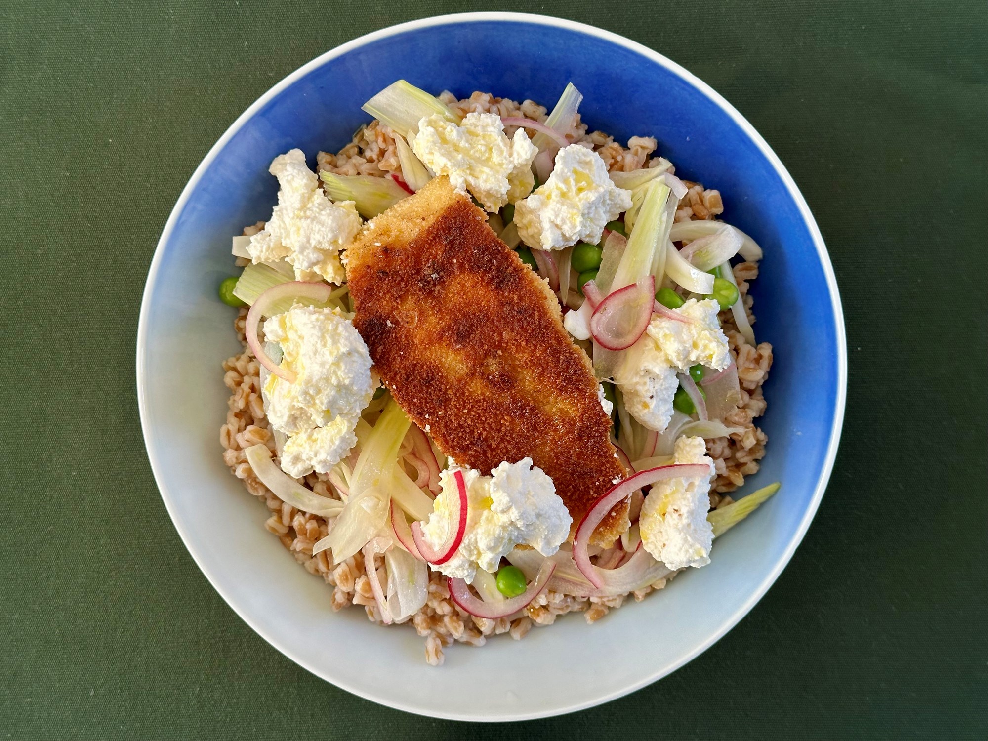 Kullerschnitzel med salat på grønne ærter, fennikel og syltet rødløg