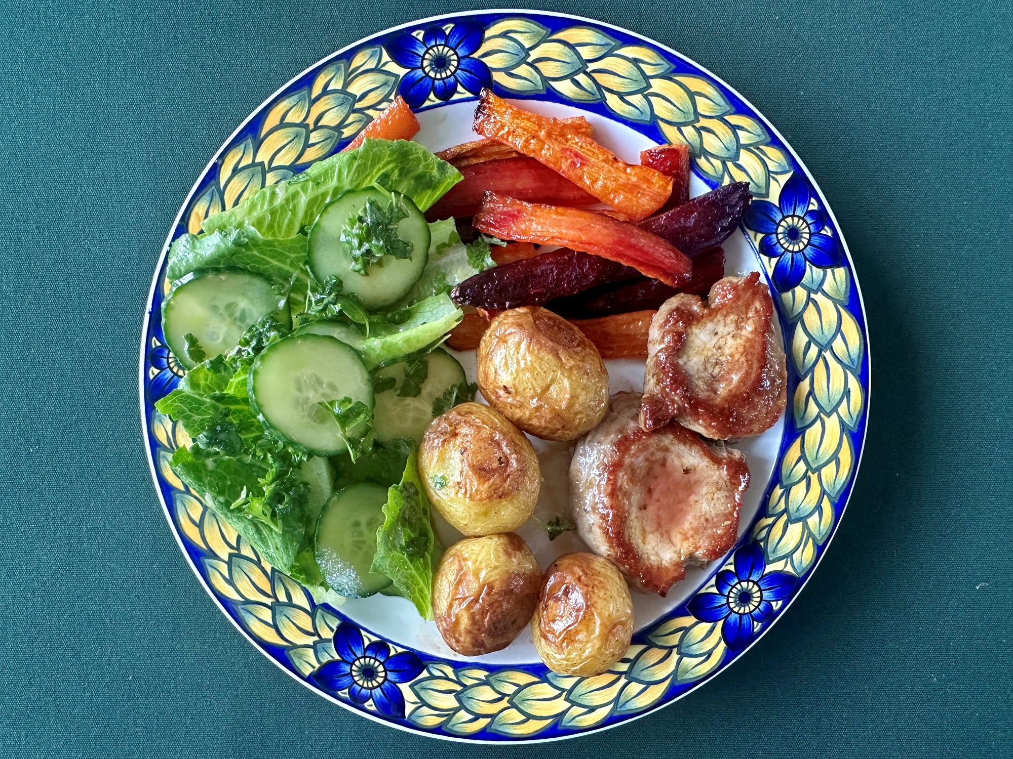 Grillet filet a la mørbrad med chimichurrisalat og bagte gulerødder