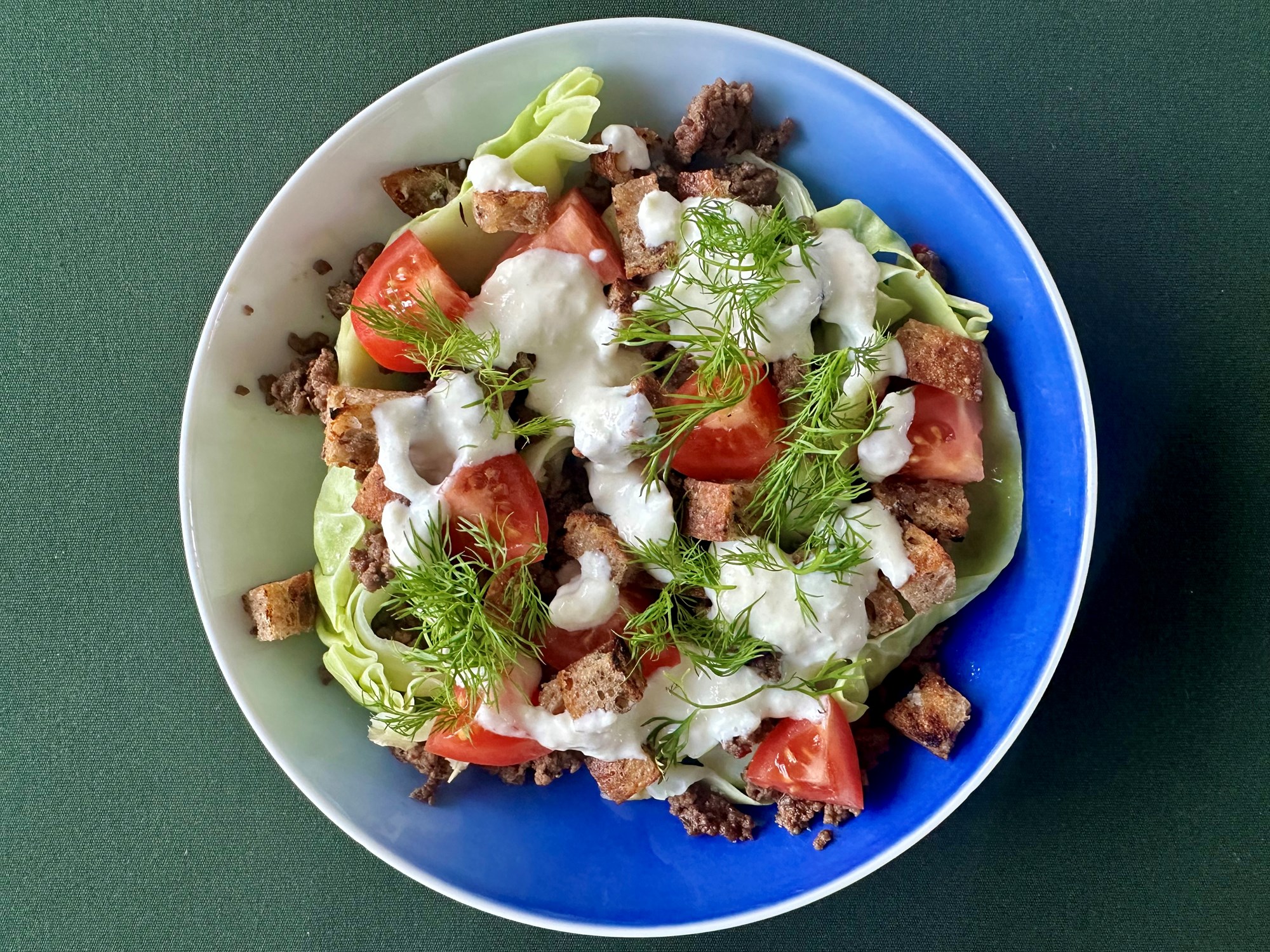Stegt okse i lun salat med tomater, dild og dressing på krystal karl