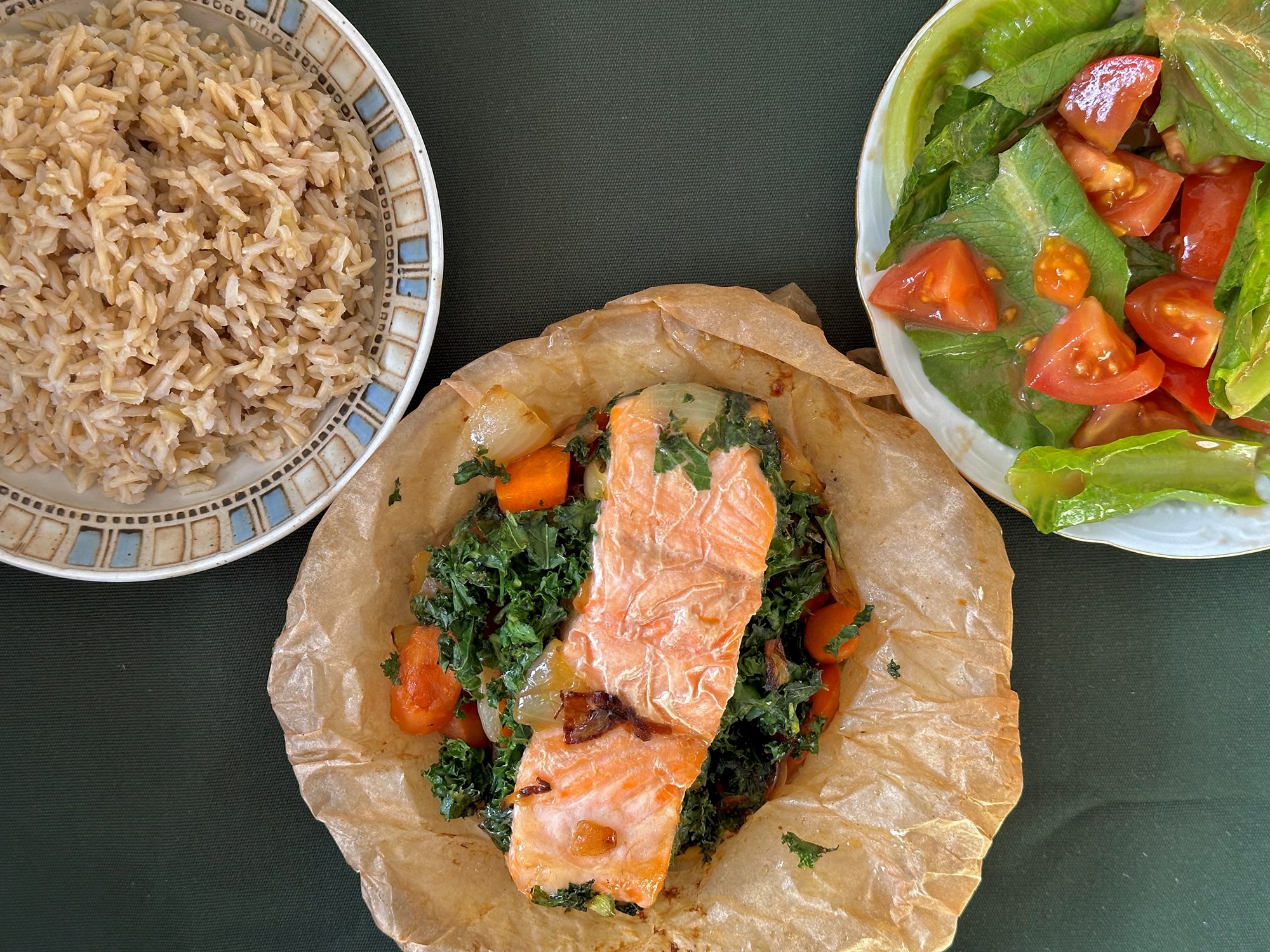 Laksepakker med grønkål, soya og hjertesalat med tomater