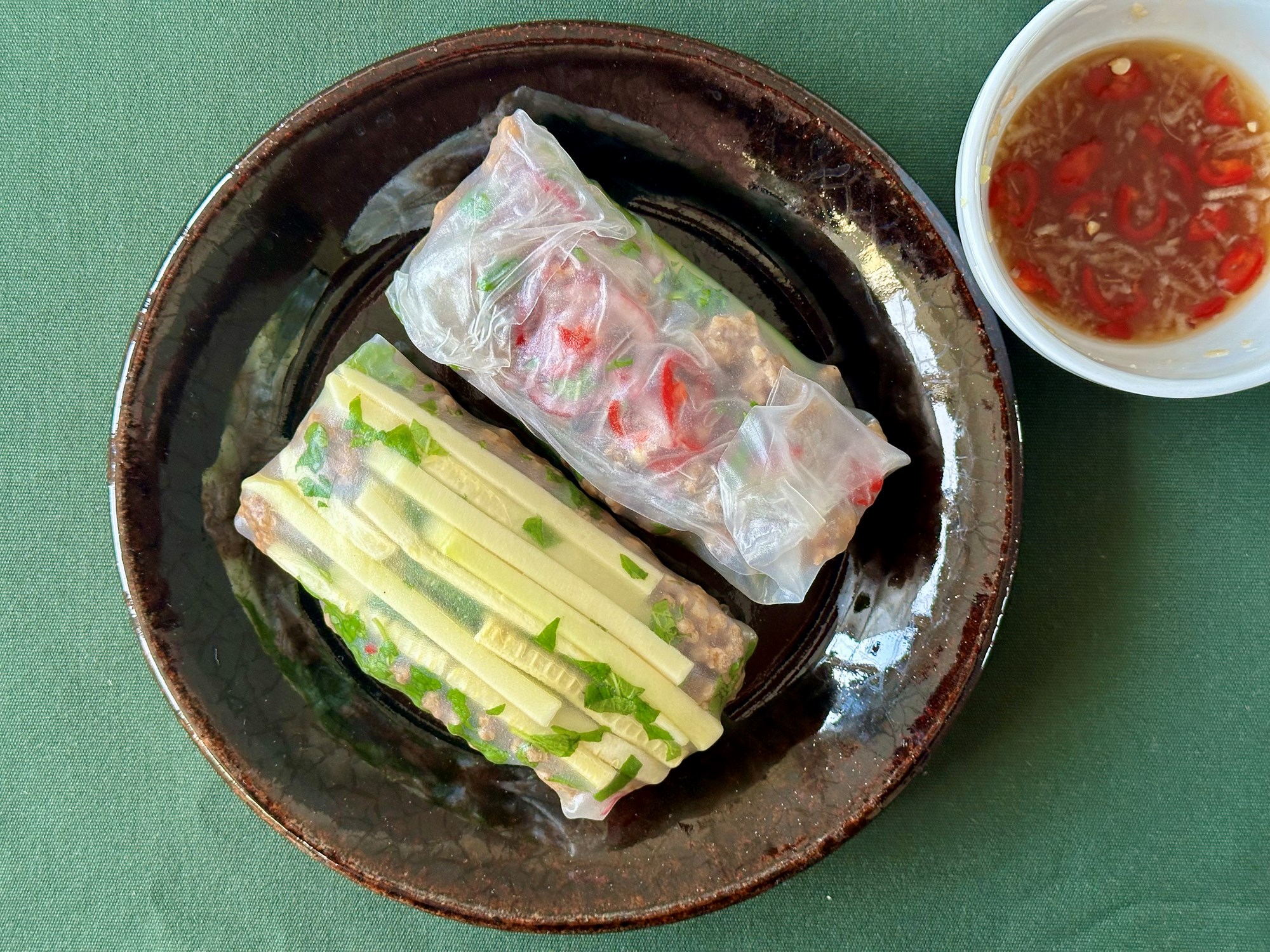 Vietnamesiske forårsruller med hoisinmarineret gris, mynte og rød chili