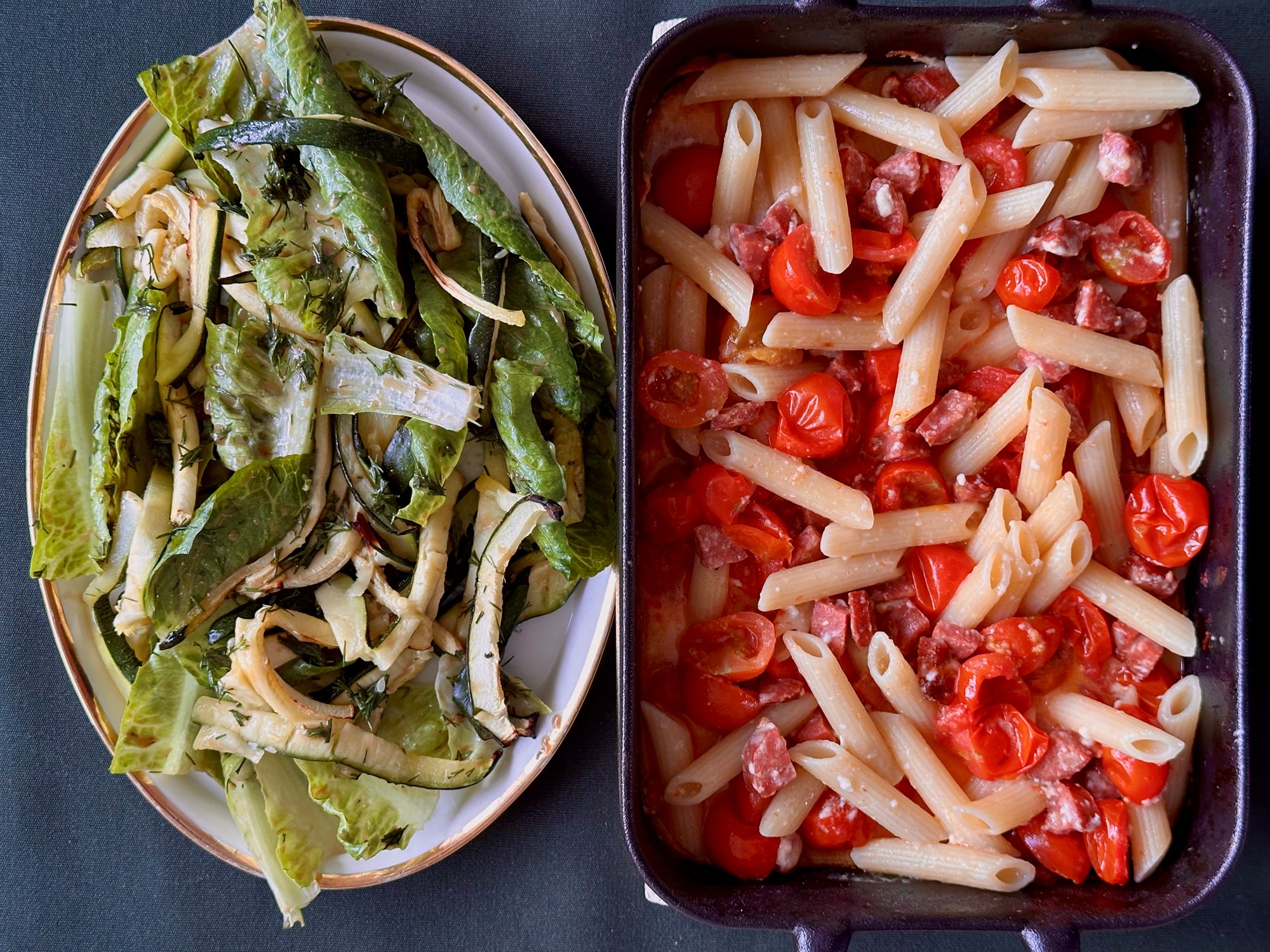 Kotabagt cherrytomater med rigatoni og salame ventrizana