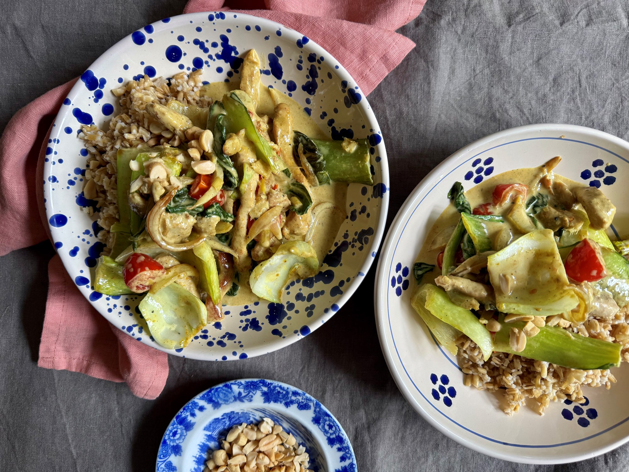 Gris i gul karry med pak choy, citrongræs og peanuts