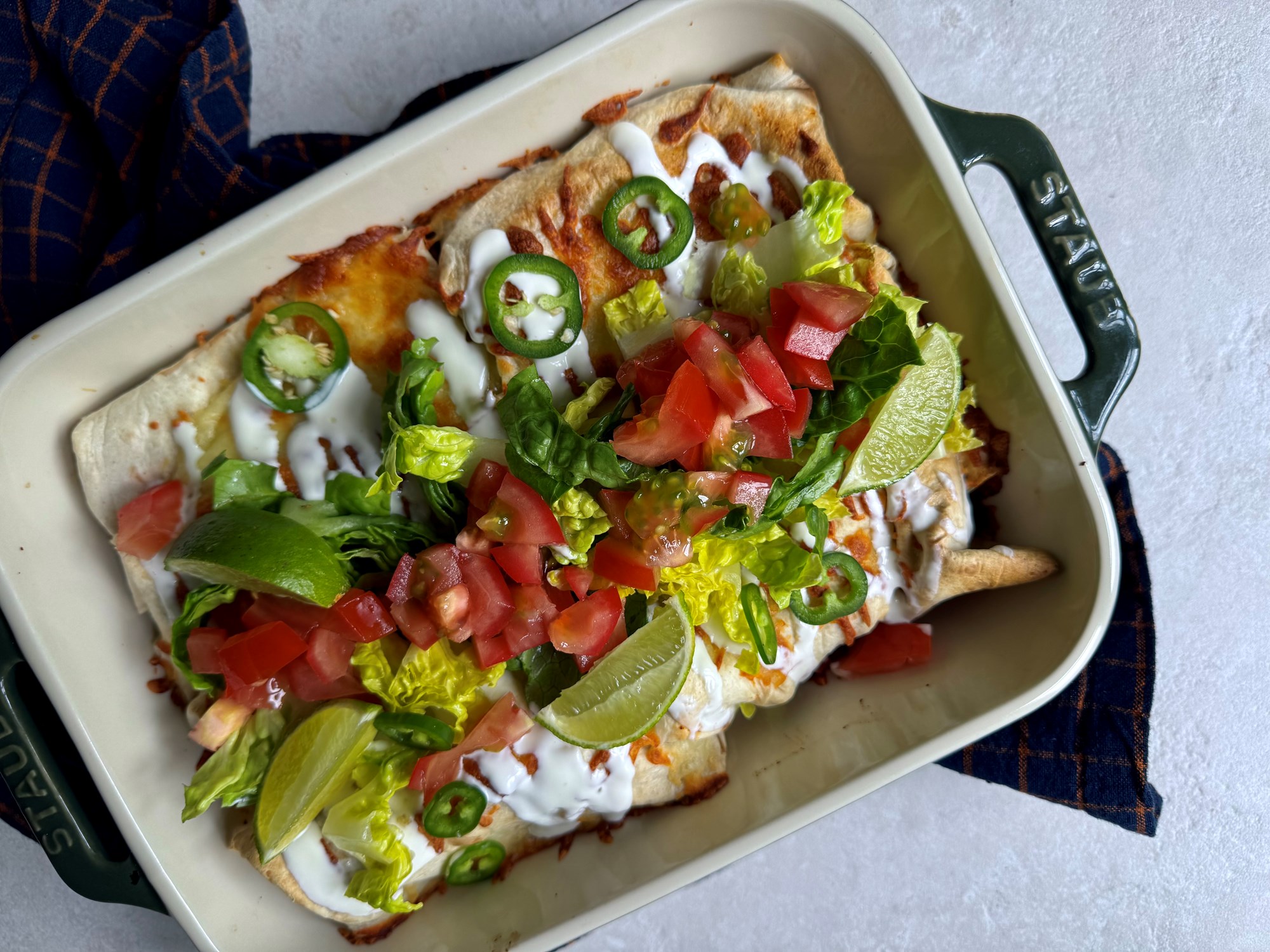 Enchiladas med spicy kylling, creme fraiche og salat