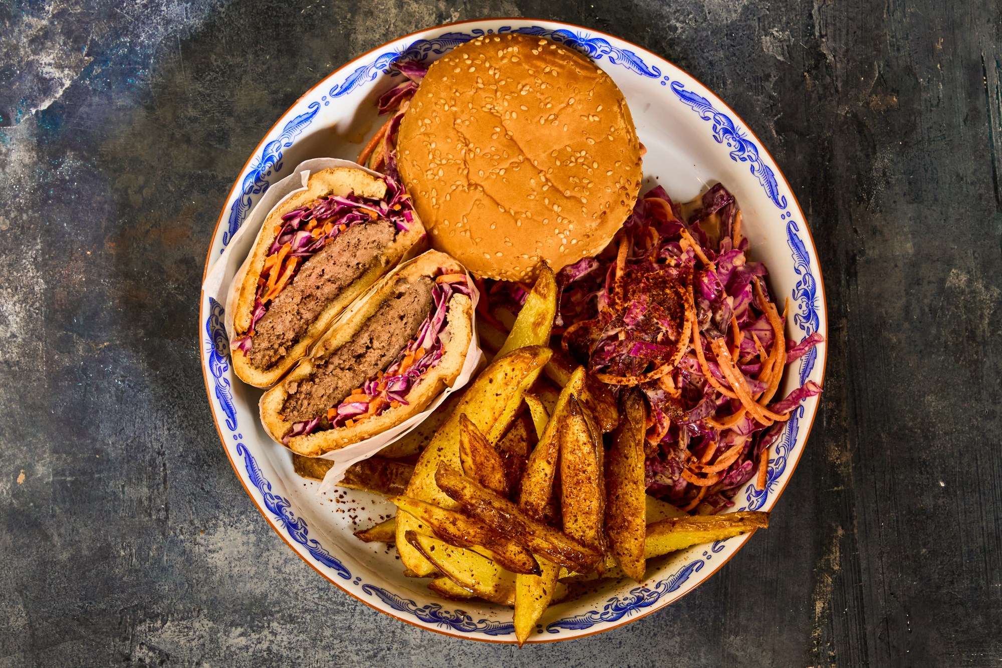 Koreansk burger med kimchi-slaw og sprøde fritter