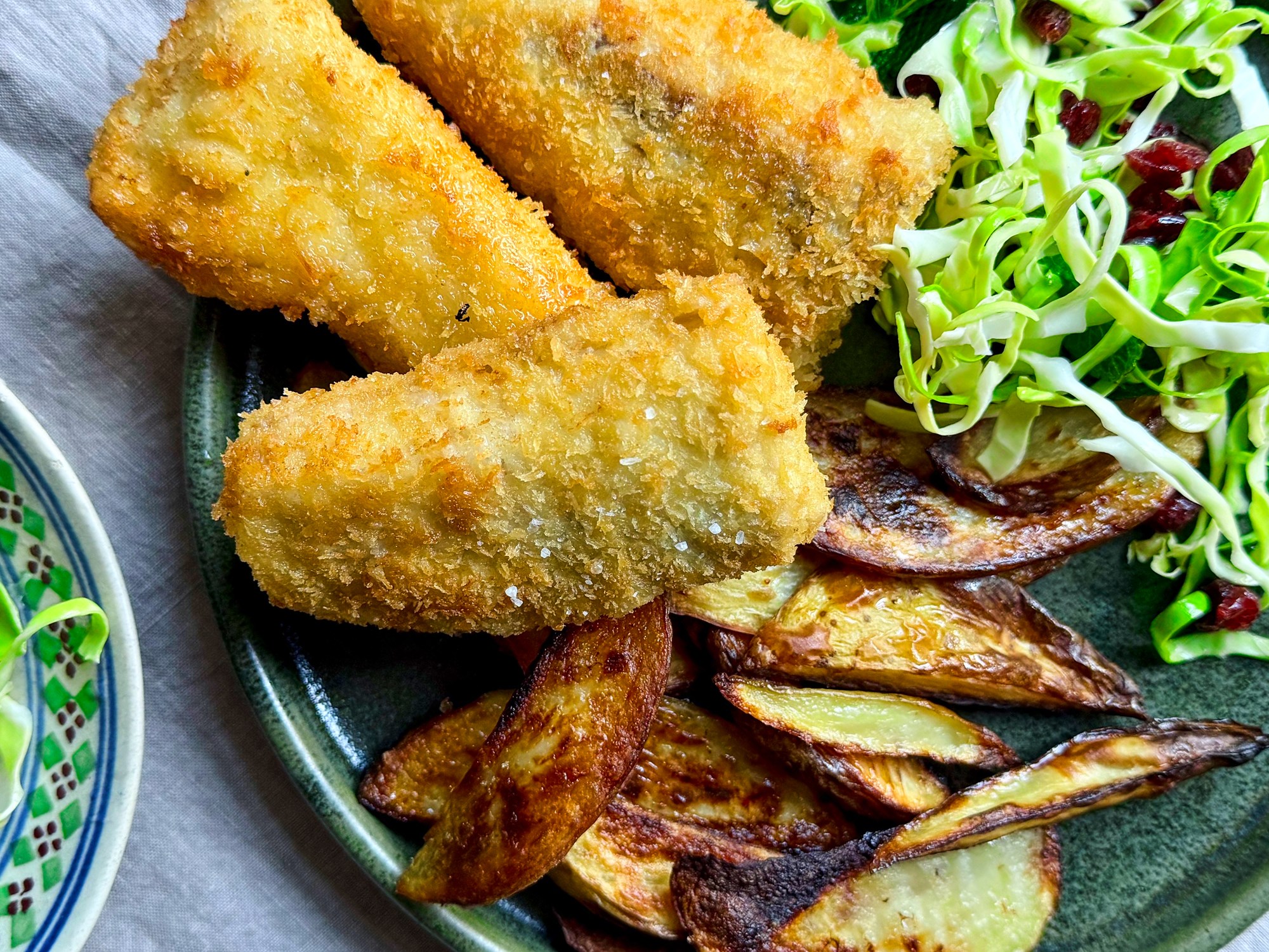 Fish & chips på kuller med spidskålsalat med tranebær og mynte