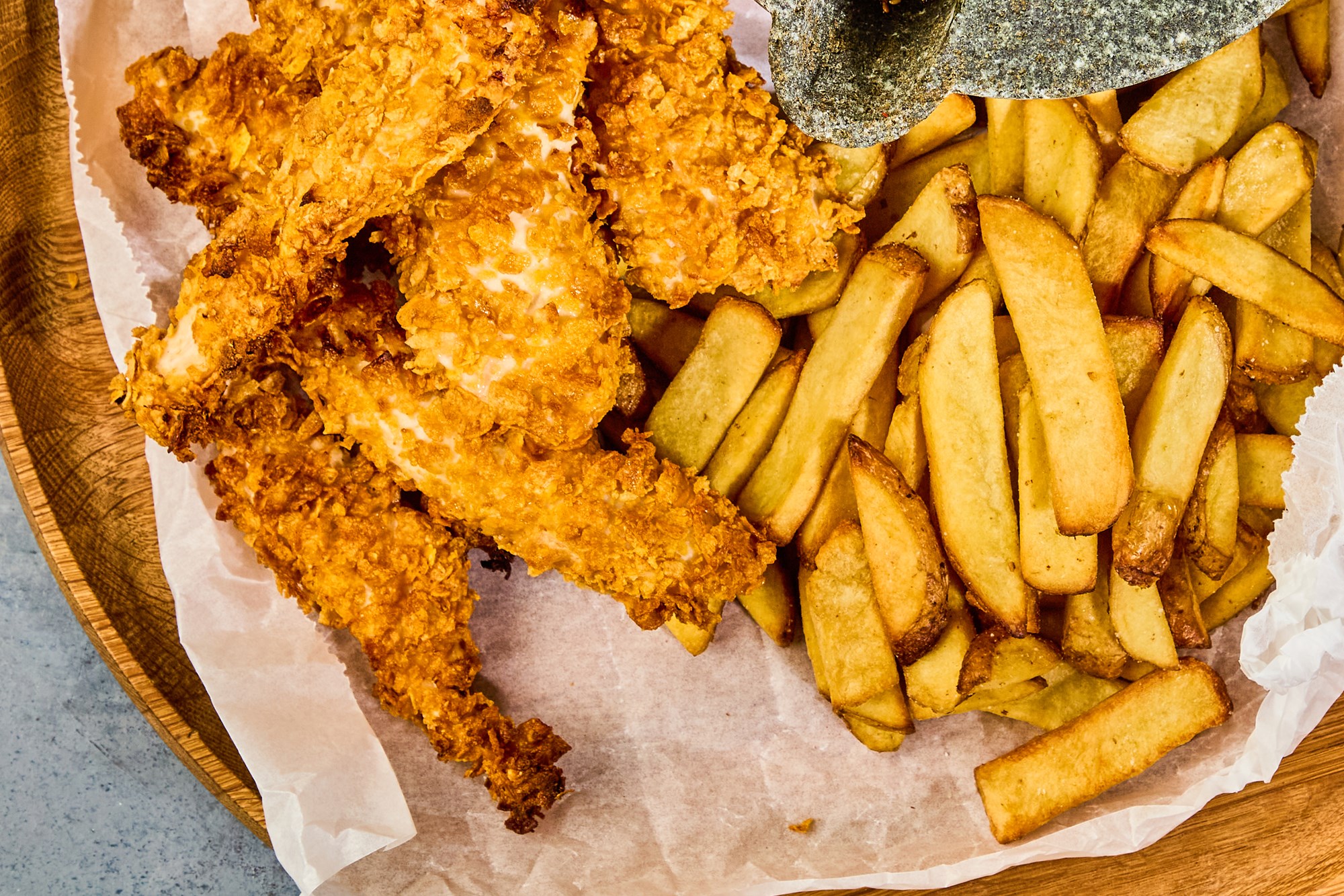 Cornflakes-stegt kylling med cajun style majskolber og fritter