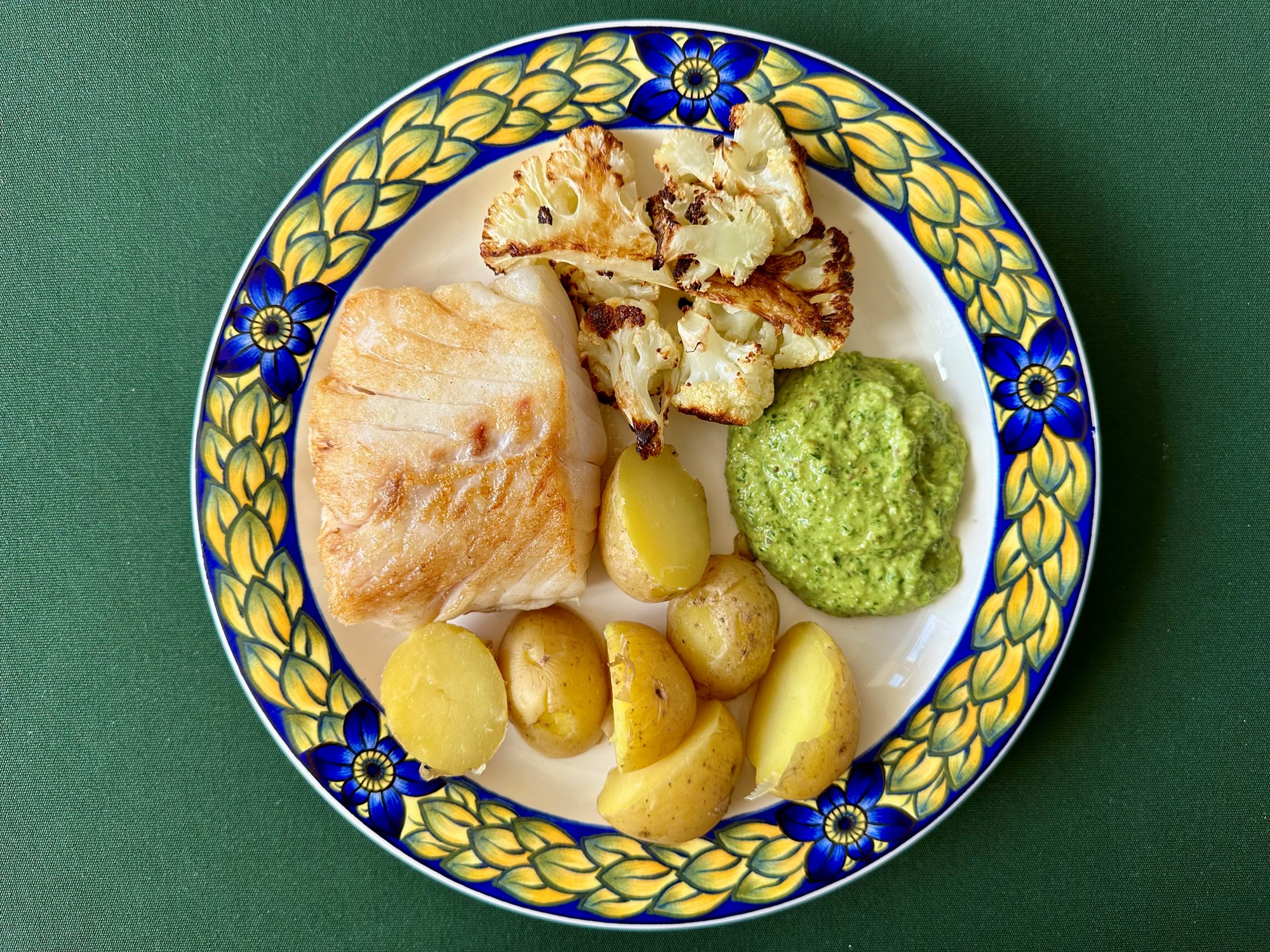 Stegt kulmule med nye kartofler, bagte blomkål og grøn pesto