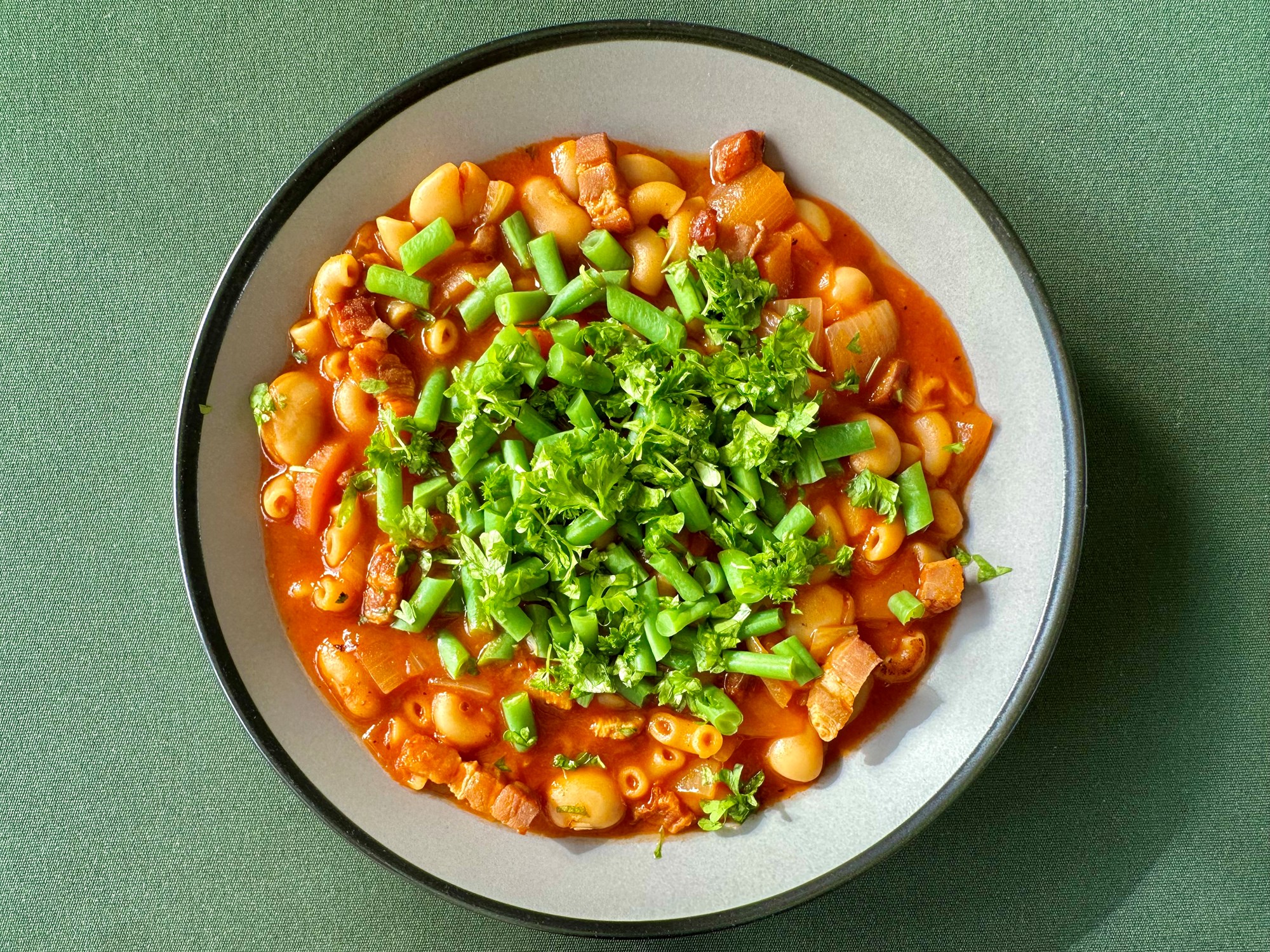 Sommerminestrone med ventreche, snitbønner og persille