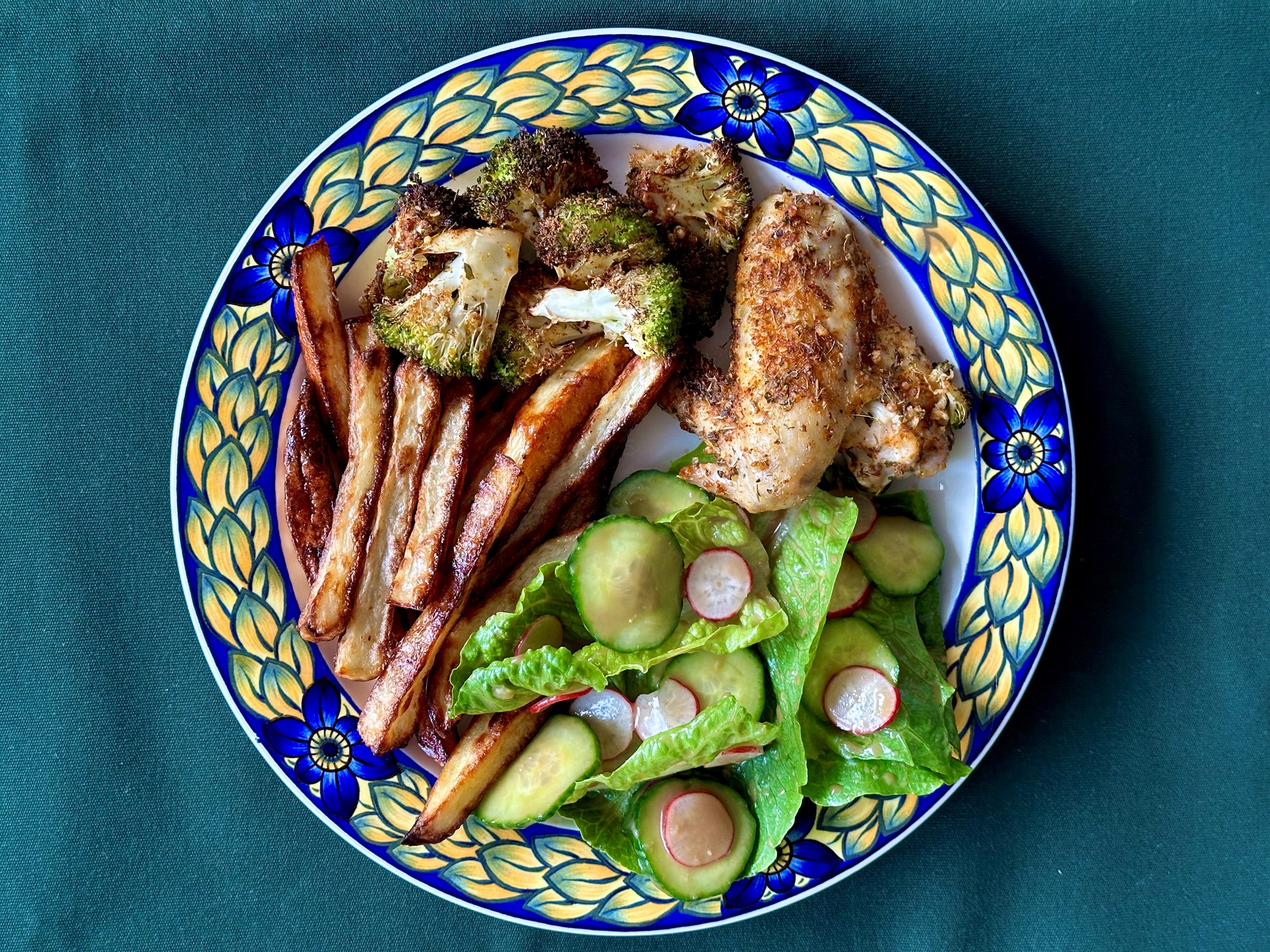 Cajun kyllingevinger med broccoli og frisk crunchitasalat