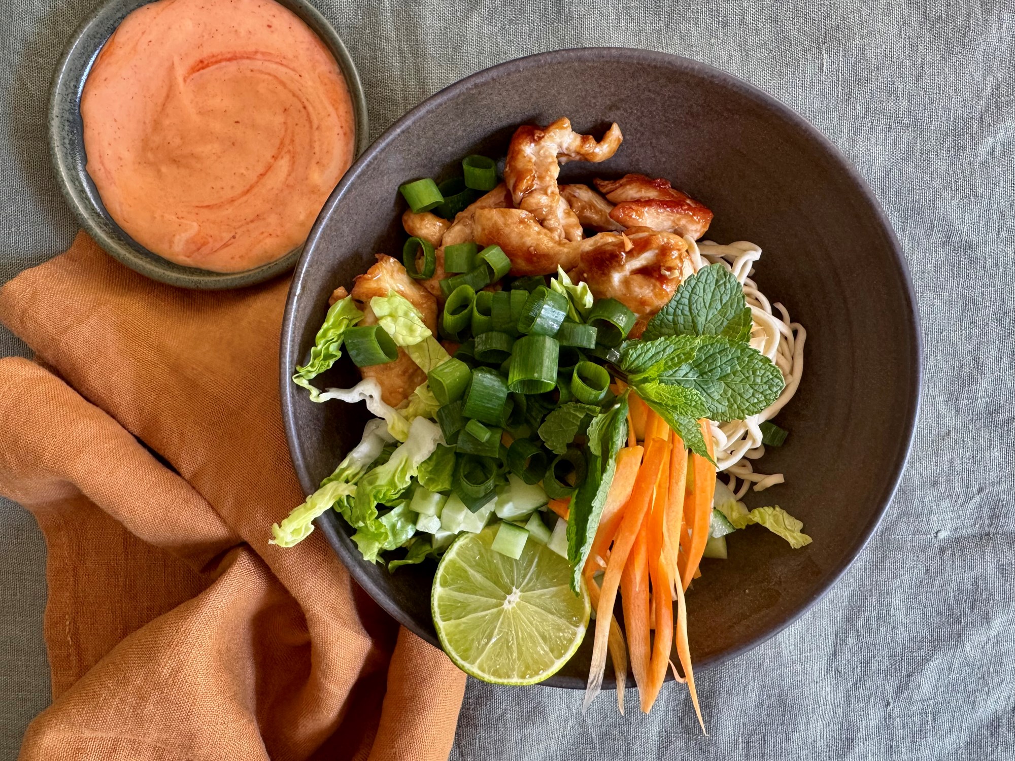 Nudelsalat med hoisinkylling, sprøde grøntsager og chilimayo