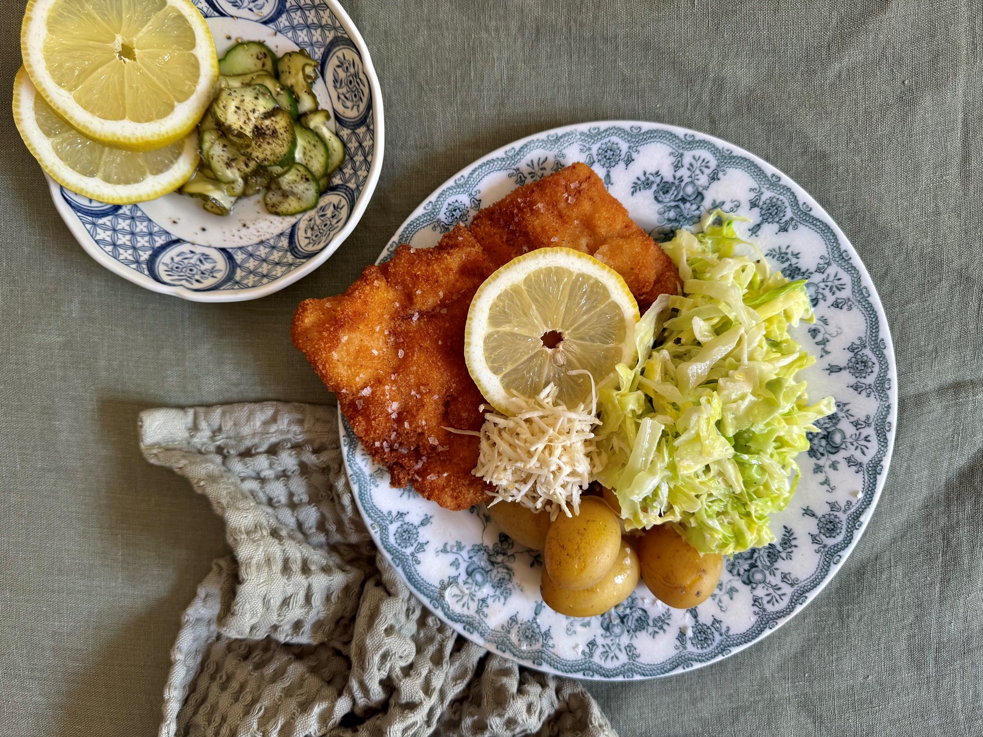 Schnitzel med peberrod, kartofler, let stuvet kål og agurkesalat