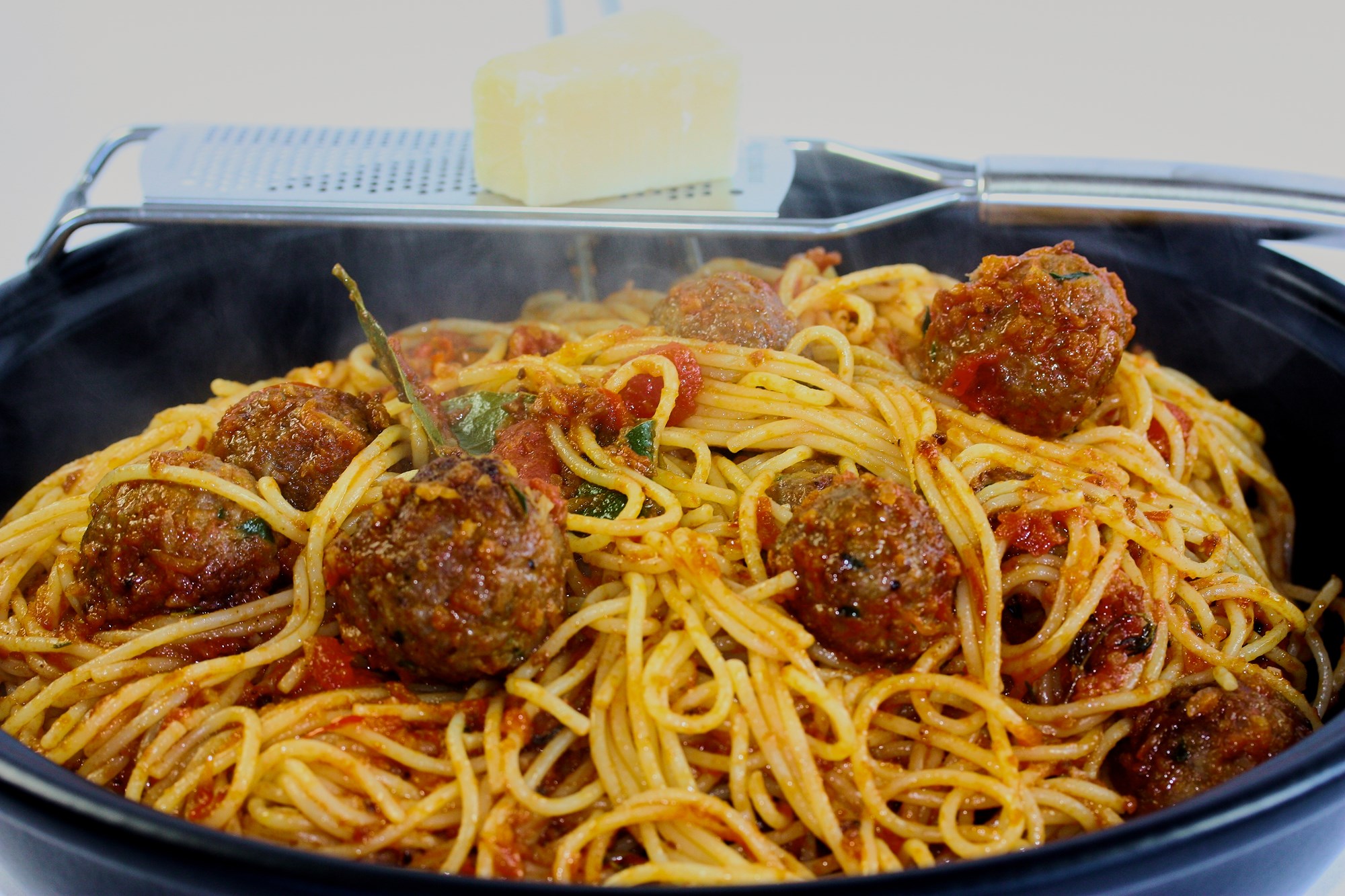 Spaghetti med italienske kødboller i tomatsovs