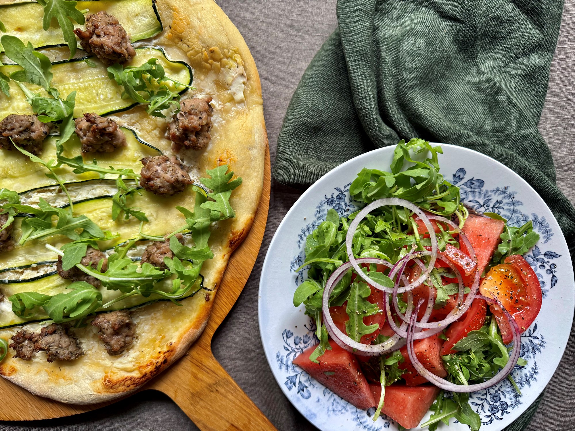 Hvid pizza med ricotta og spicy kødboller og vandmelonsalat