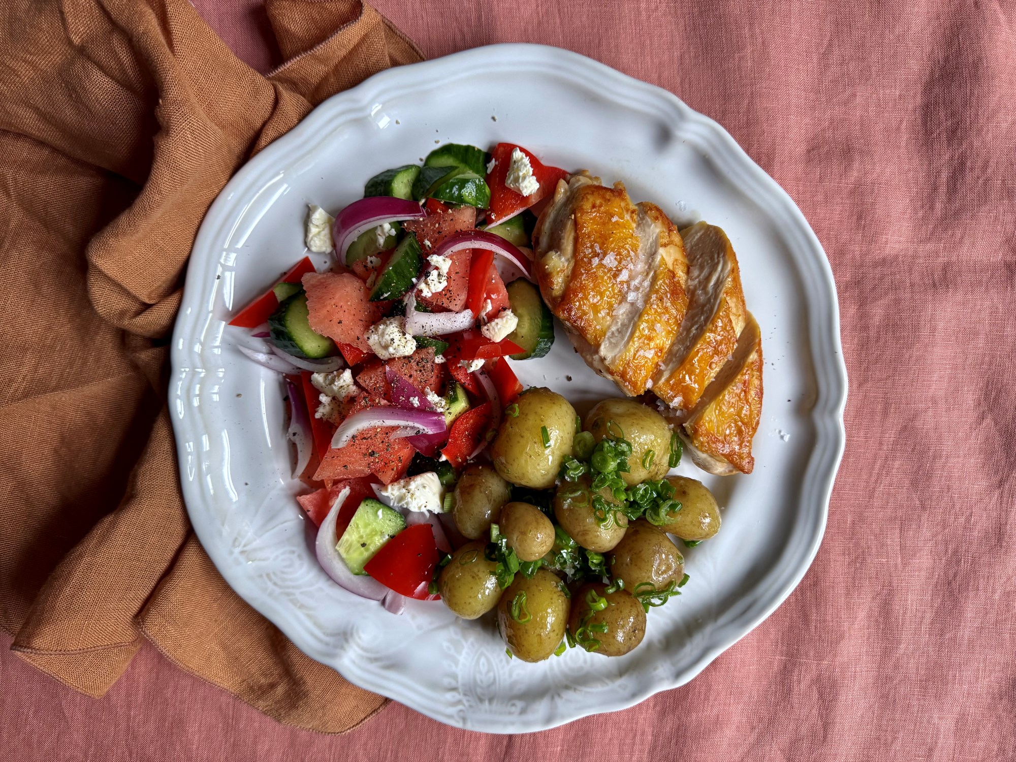 Stegt kylling, sprød salat med kota og små kartofler