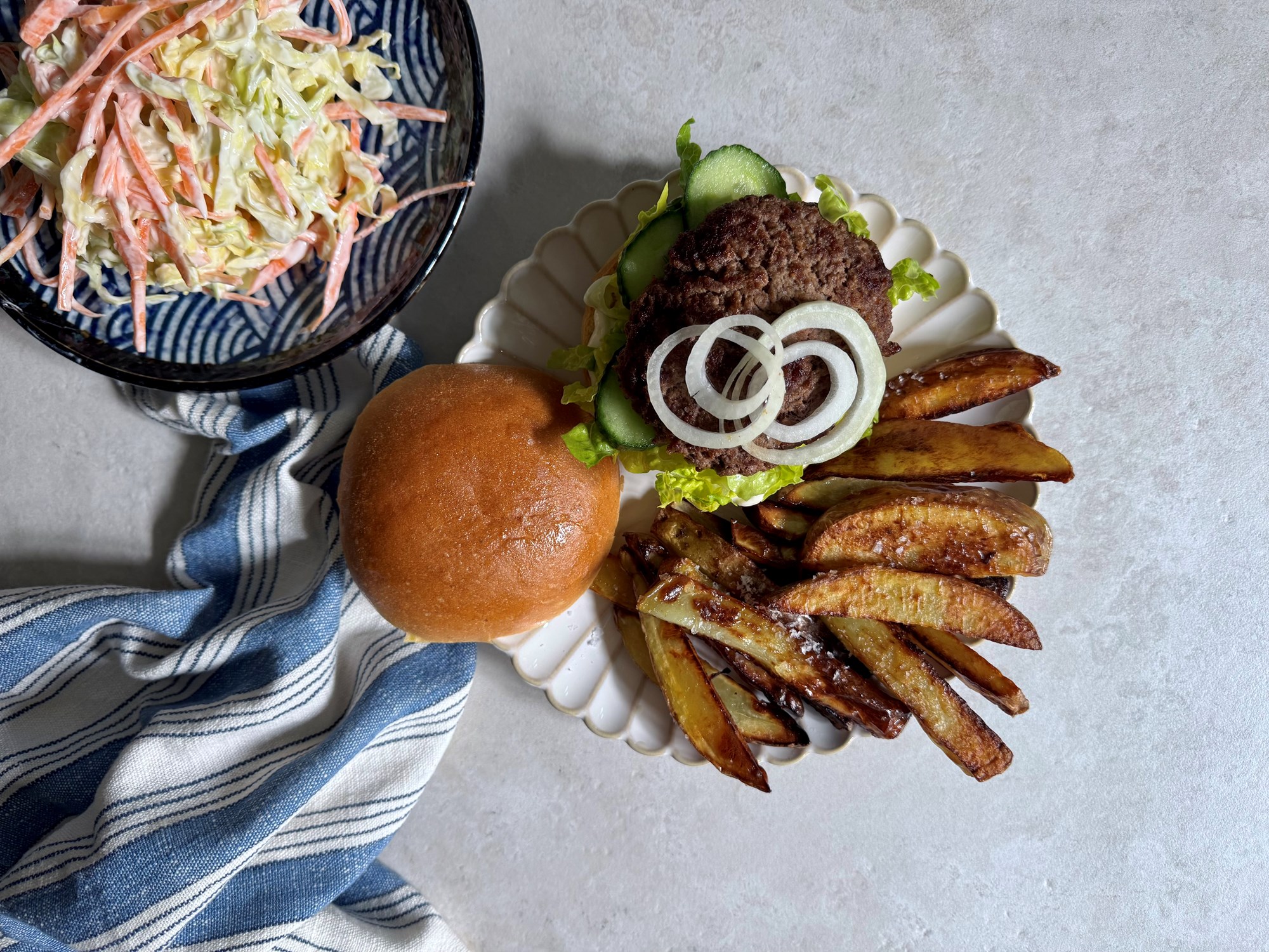 Nem burger med salat, mayo, slaw og ovnkartofler