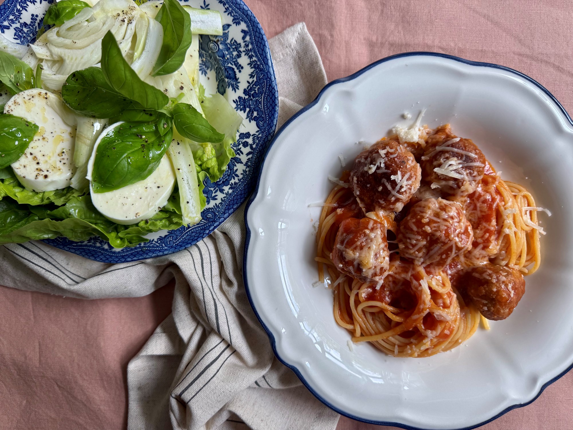 Kødboller med pasta og parmesan og fennikelsalat med mozzarella