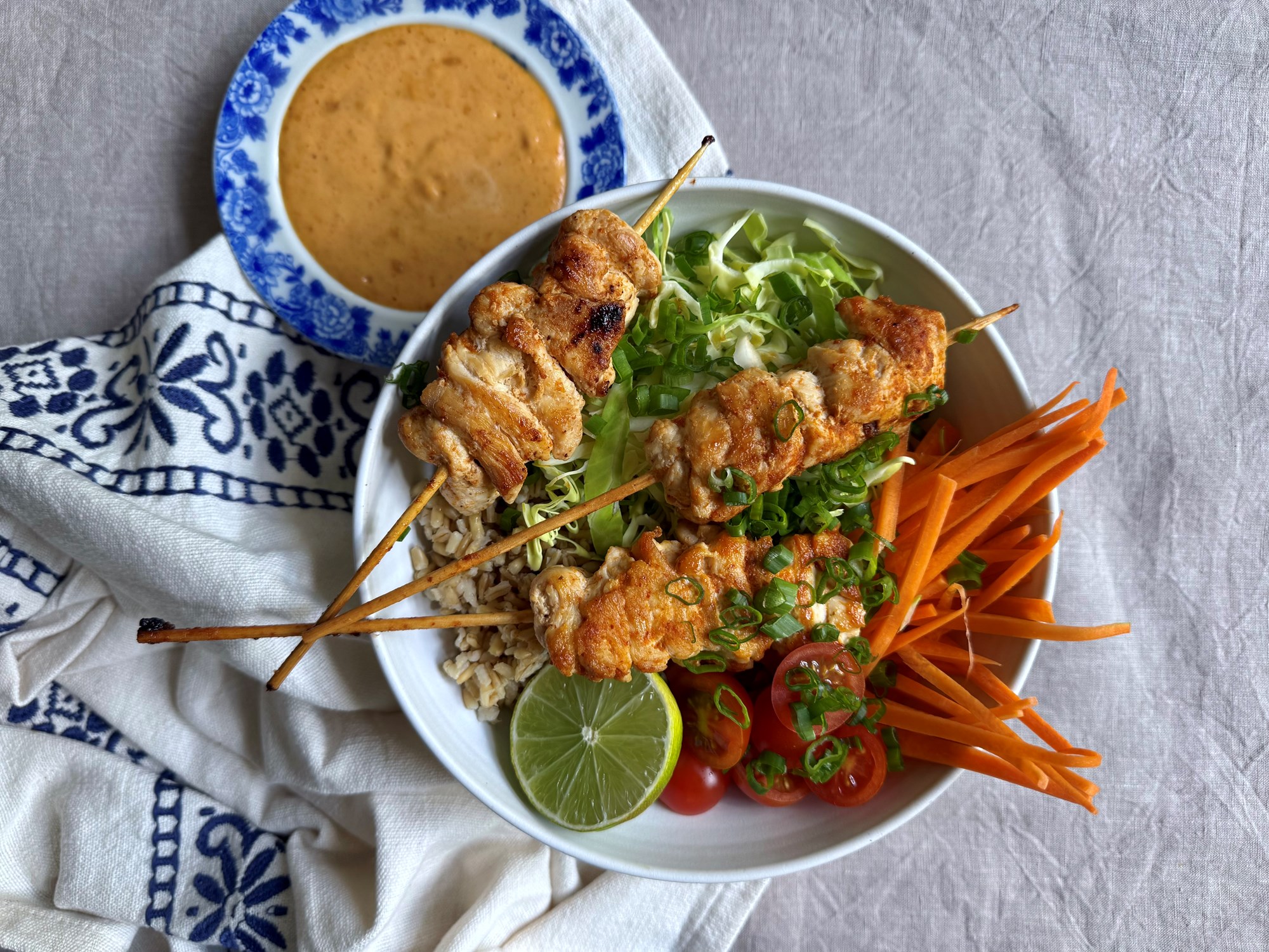 Kyllingespyd med ris og kål, tomater og peanutdressing
