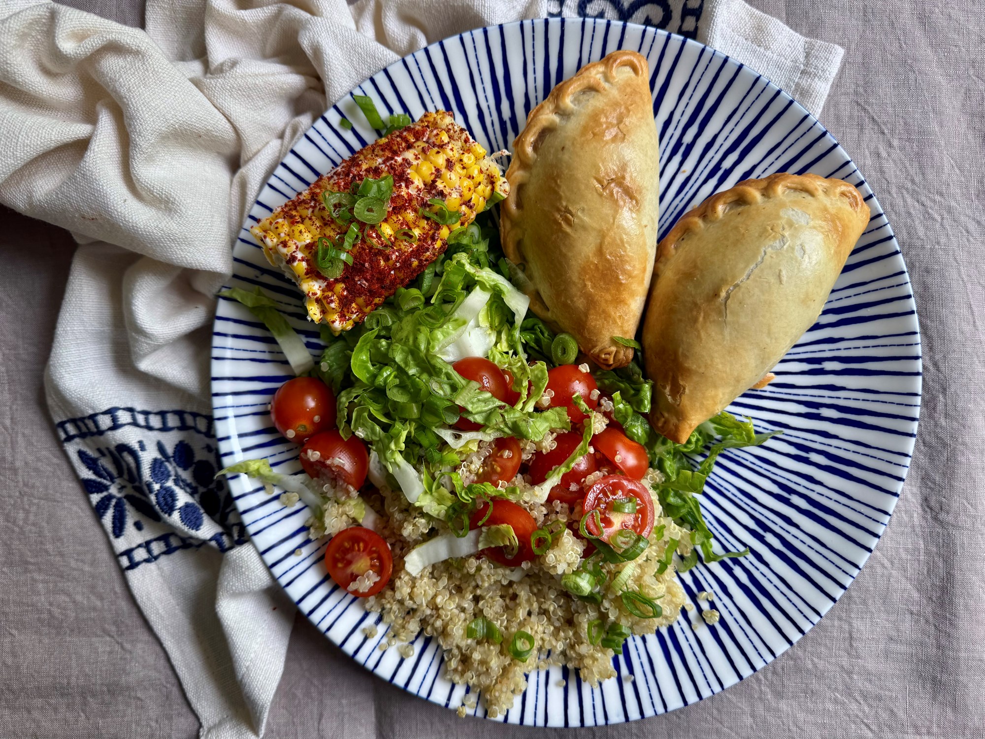 Empanadas med elotes  (snaskede majs) og quinoasalat